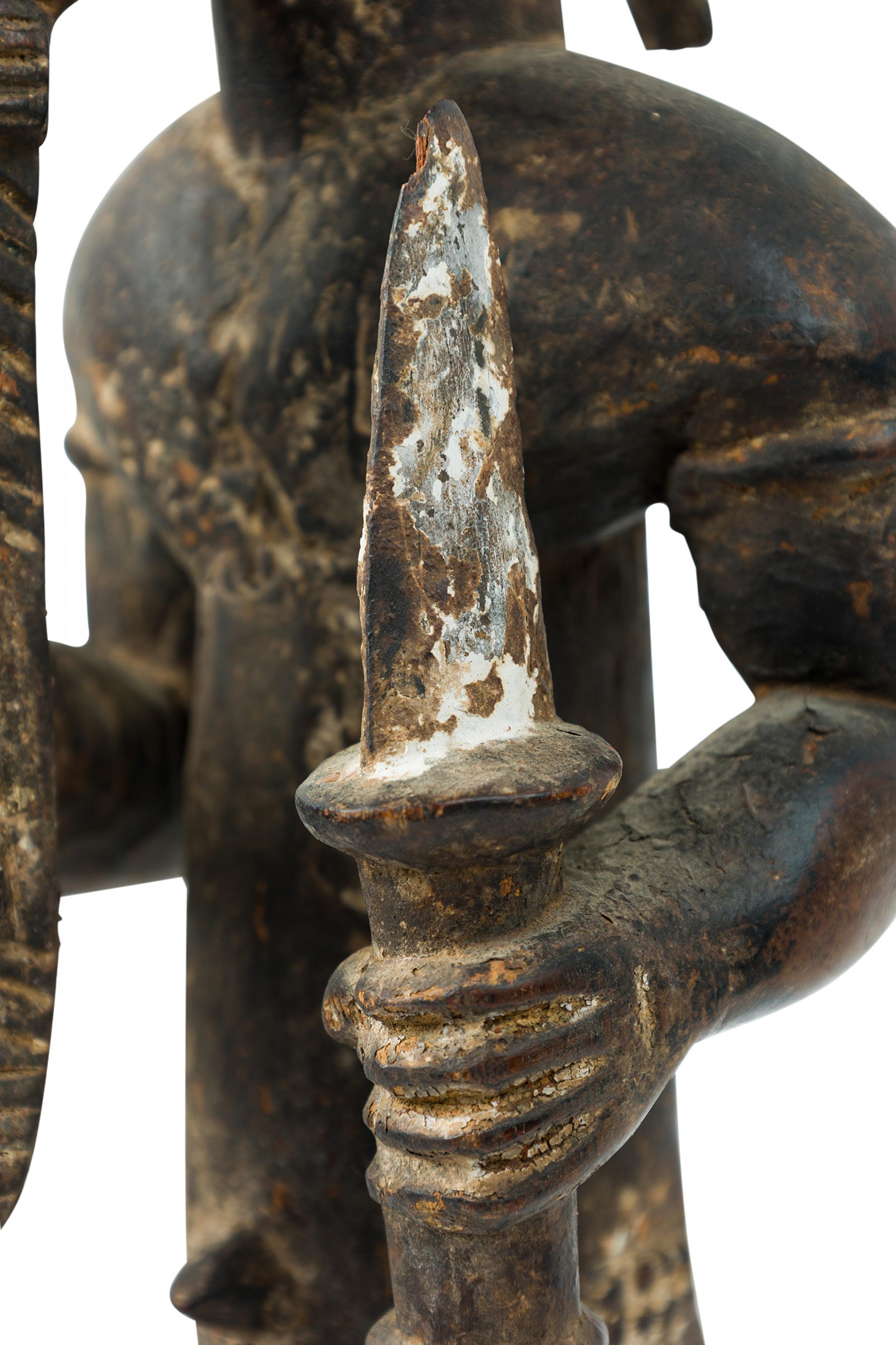 Avorio African Ivory Coast 20th Century Carved Wood Baule Diviner Seated Figure in vendita