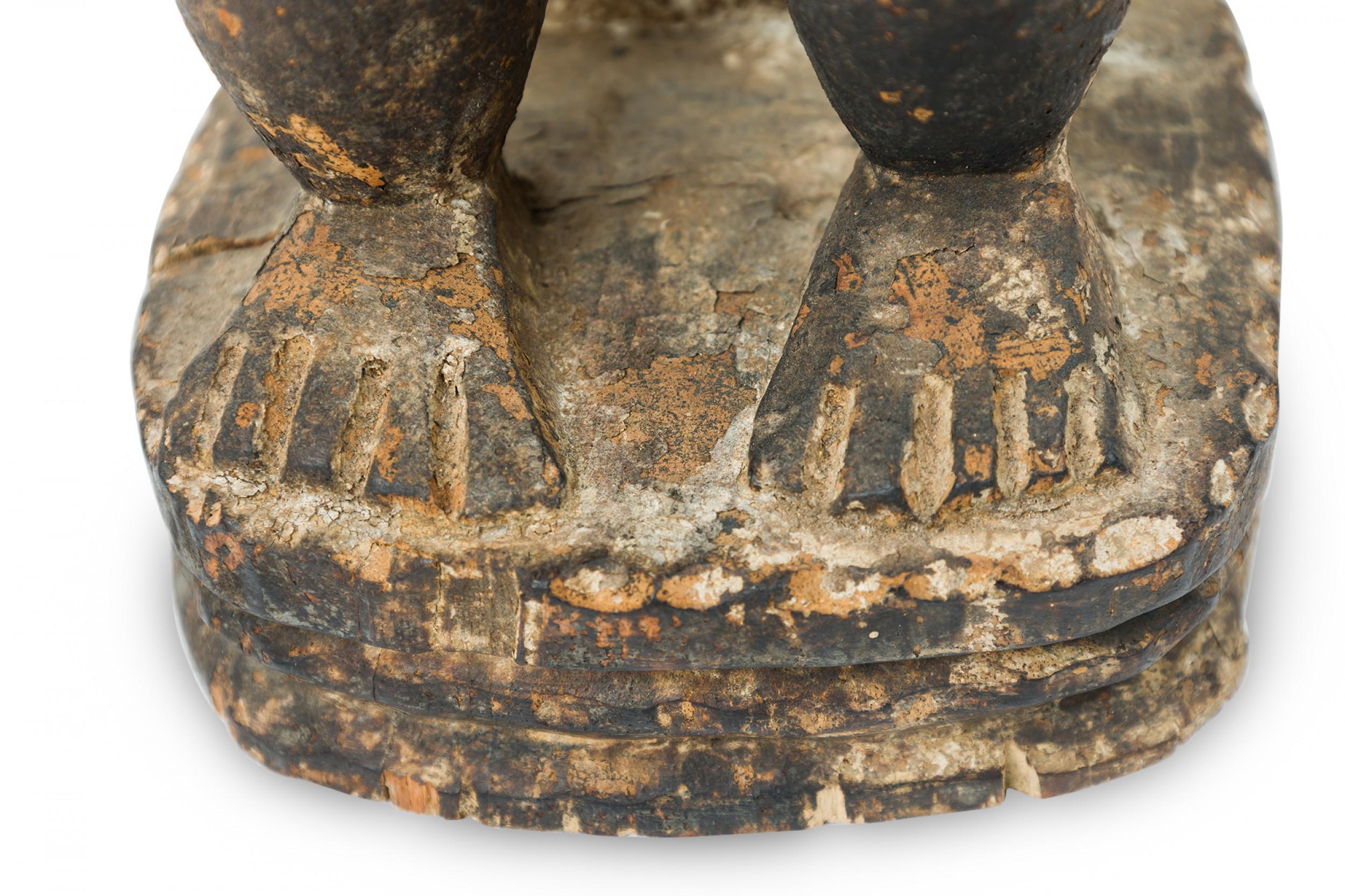 African Ivory Coast 20th Century Carved Wood Baule Diviner Seated Figure in vendita 1