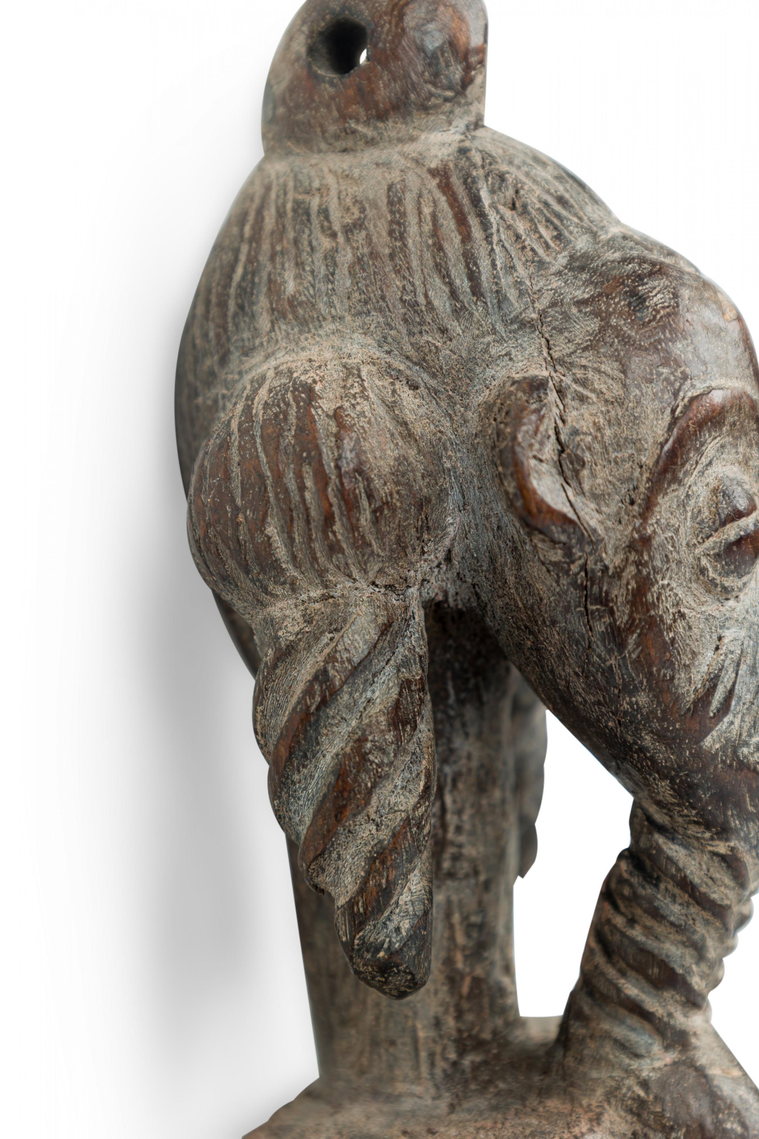 Côte d'Ivoire africaine 20e siècle Bois sculpté Poulie à hayon mâle Baoulé Bon état - En vente à Queens, NY