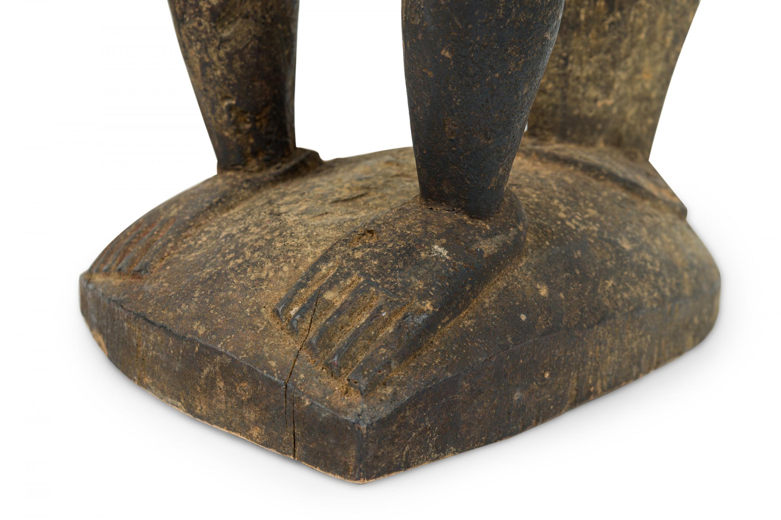 Figura di scimmia Baule Mbra in legno intagliato della Costa d'Avorio del XX secolo in vendita 4