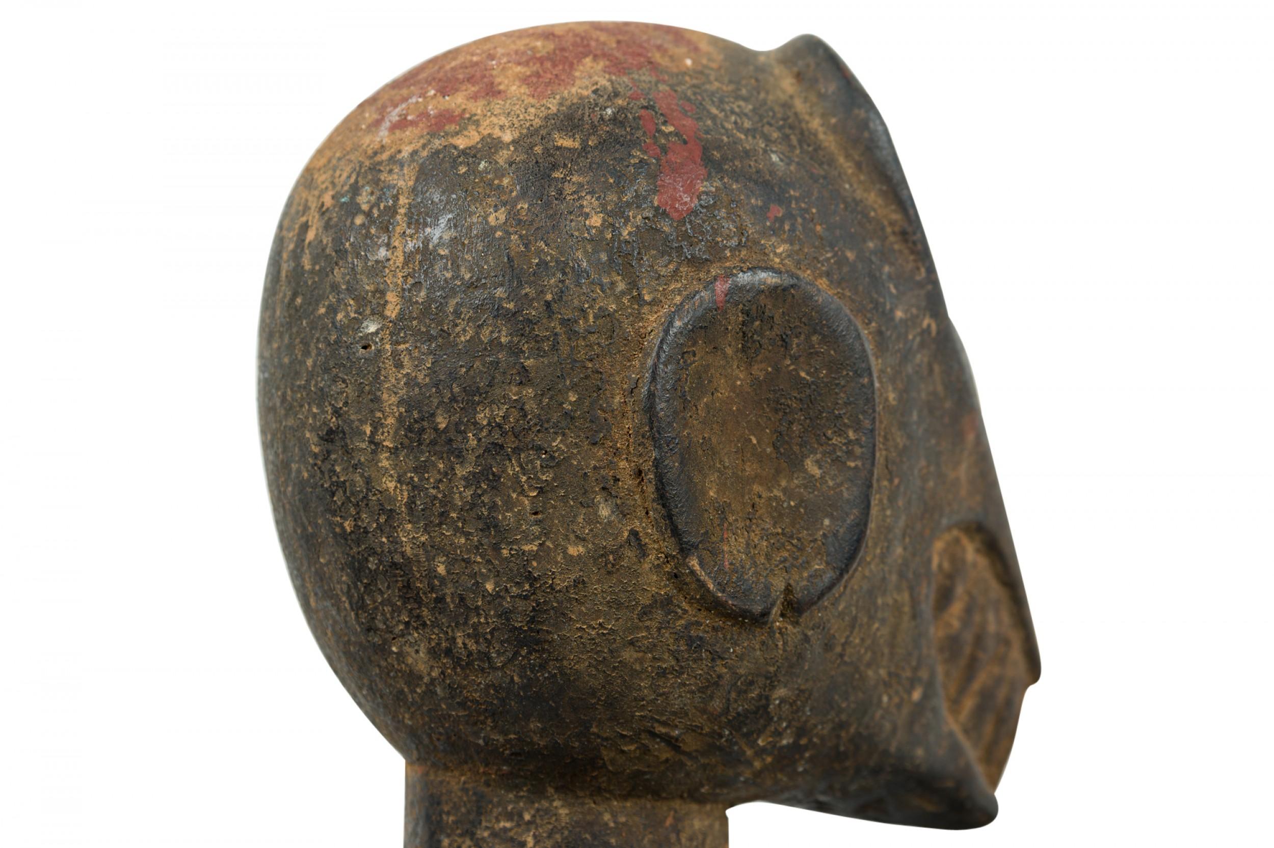 Figura di scimmia Baule Mbra in legno intagliato della Costa d'Avorio del XX secolo in vendita 5