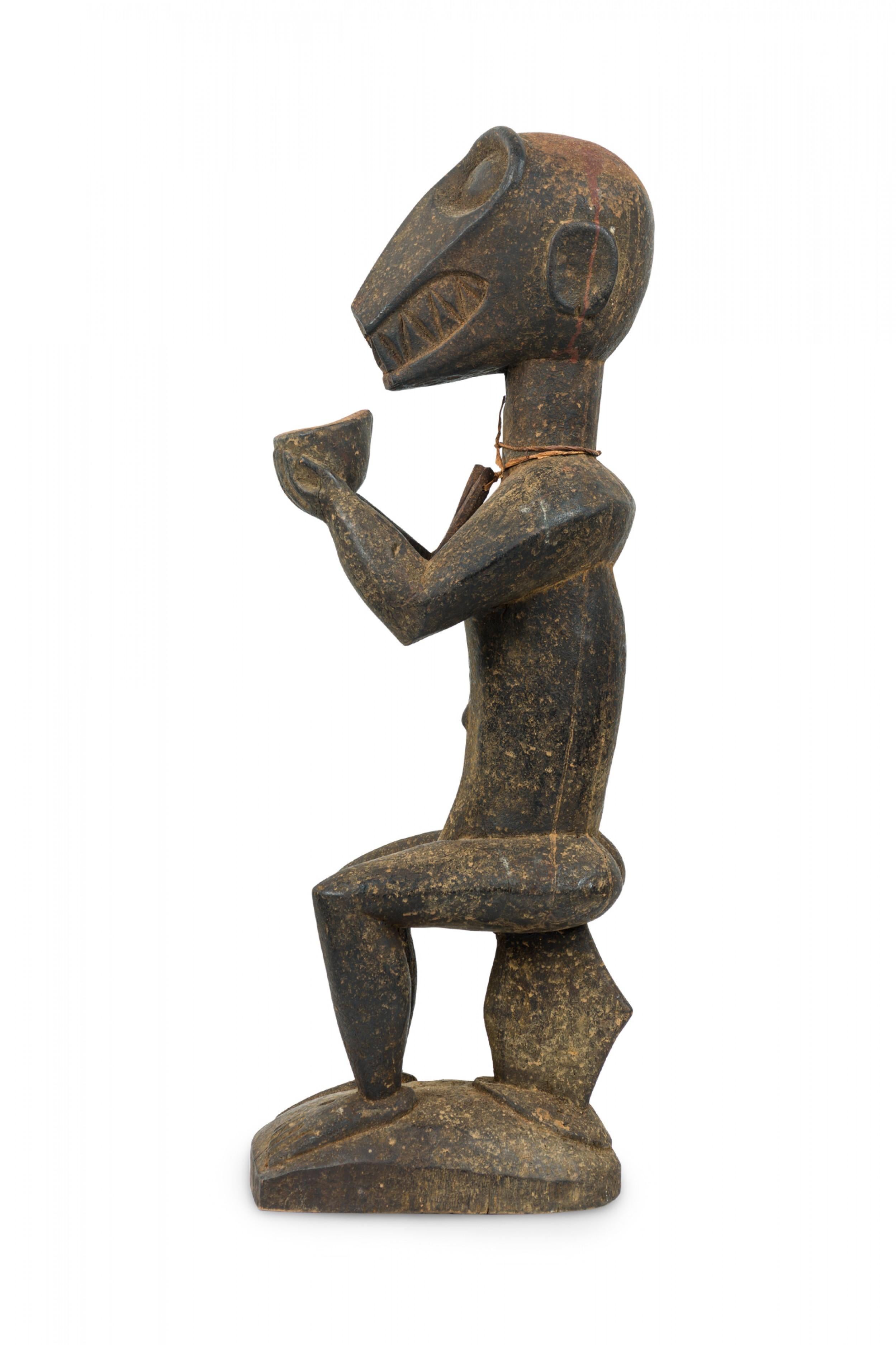 Tribale Figura di scimmia Baule Mbra in legno intagliato della Costa d'Avorio del XX secolo in vendita