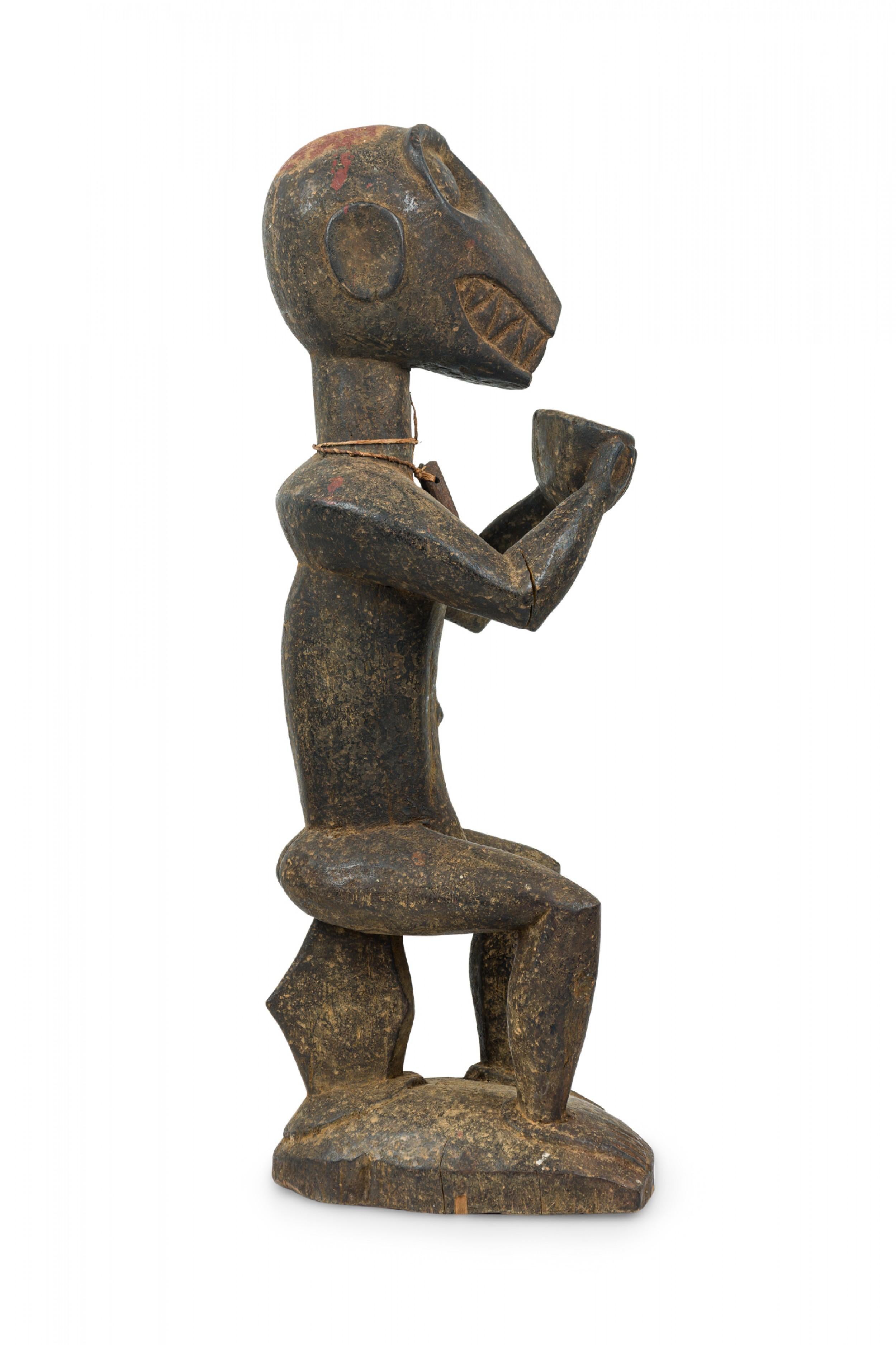 Intagliato Figura di scimmia Baule Mbra in legno intagliato della Costa d'Avorio del XX secolo in vendita