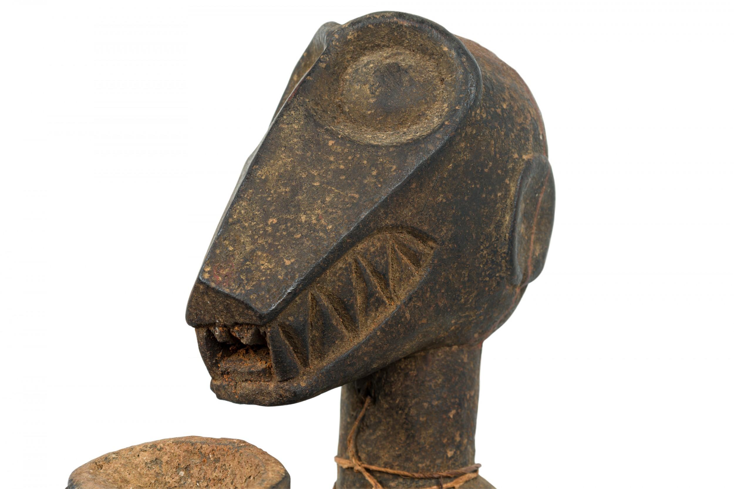 Figura di scimmia Baule Mbra in legno intagliato della Costa d'Avorio del XX secolo In condizioni buone in vendita a Queens, NY