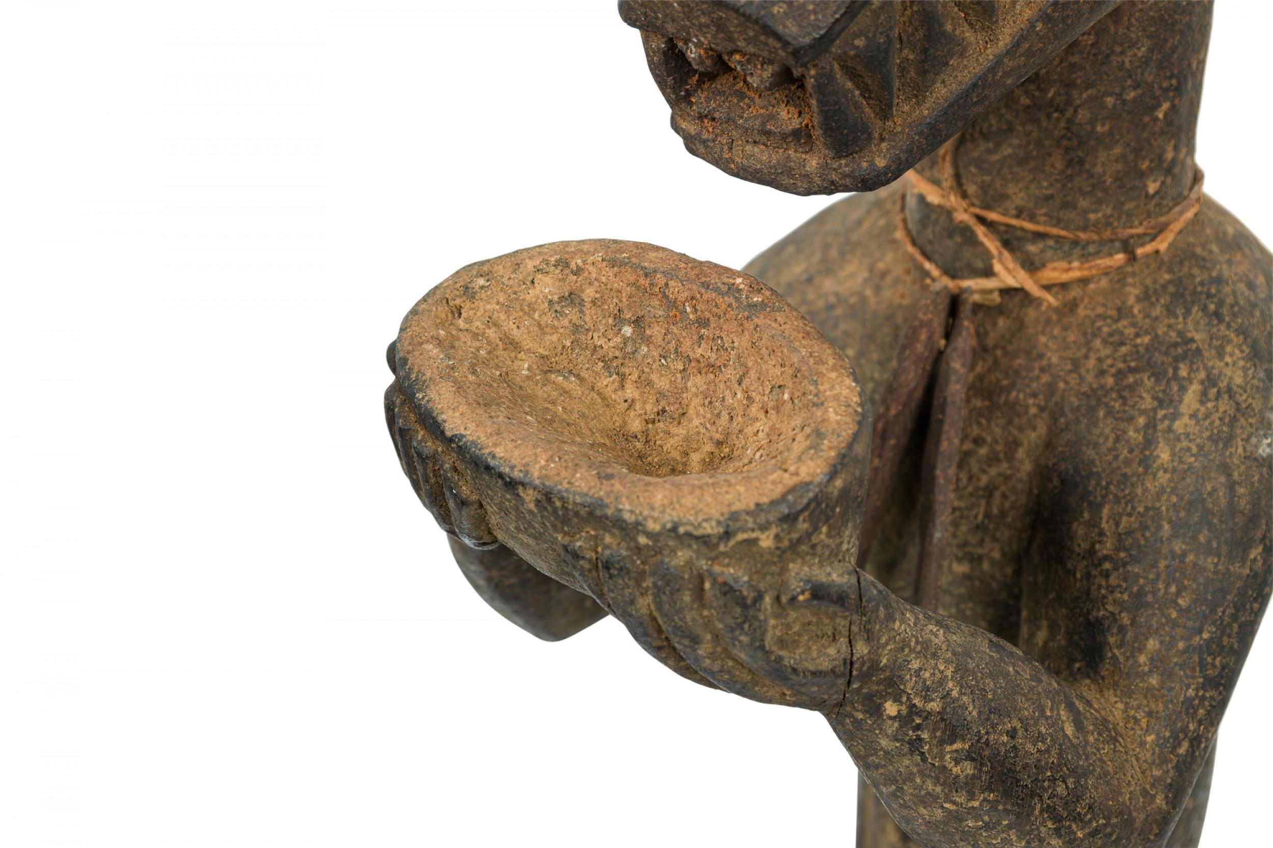 Figura di scimmia Baule Mbra in legno intagliato della Costa d'Avorio del XX secolo in vendita 1