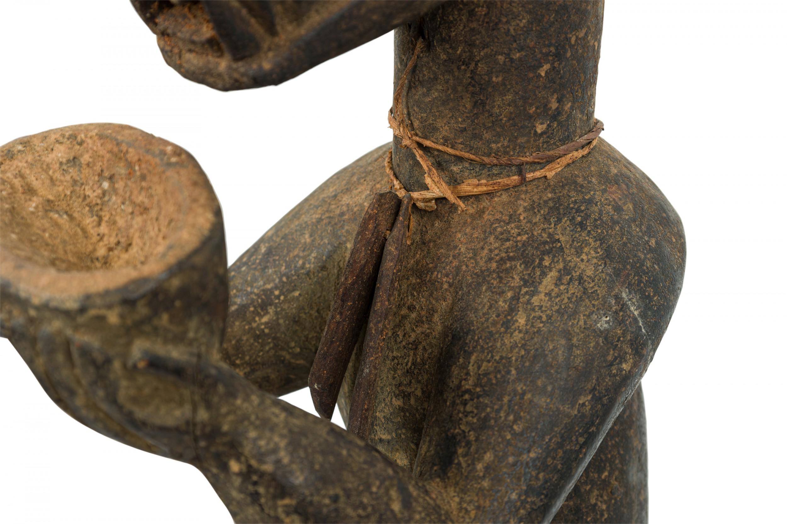 Figura di scimmia Baule Mbra in legno intagliato della Costa d'Avorio del XX secolo in vendita 2