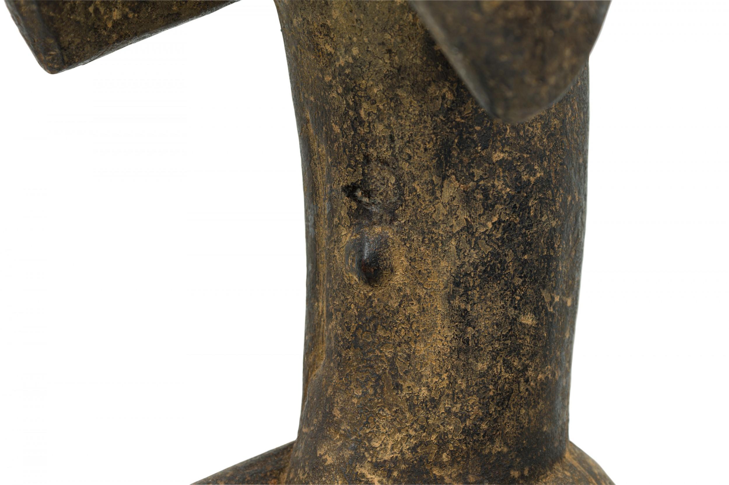 Figura di scimmia Baule Mbra in legno intagliato della Costa d'Avorio del XX secolo in vendita 3