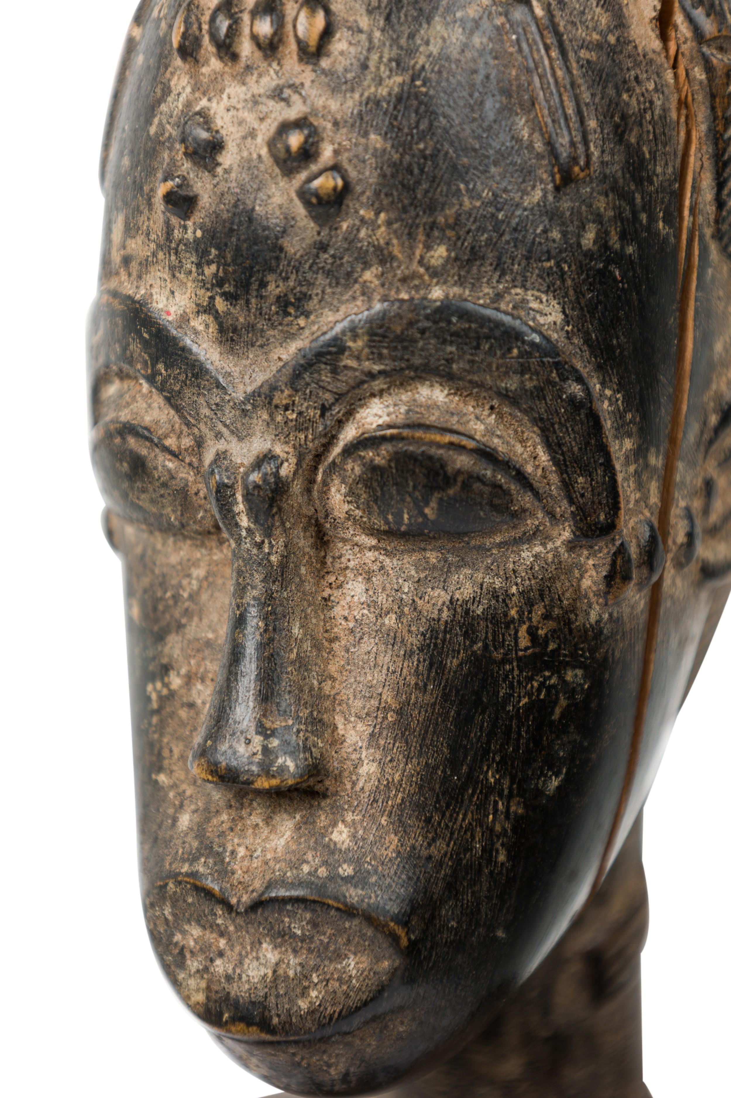 Costa de Marfil Africana Siglo XX Madera Tallada Baule Mujer Sentada 