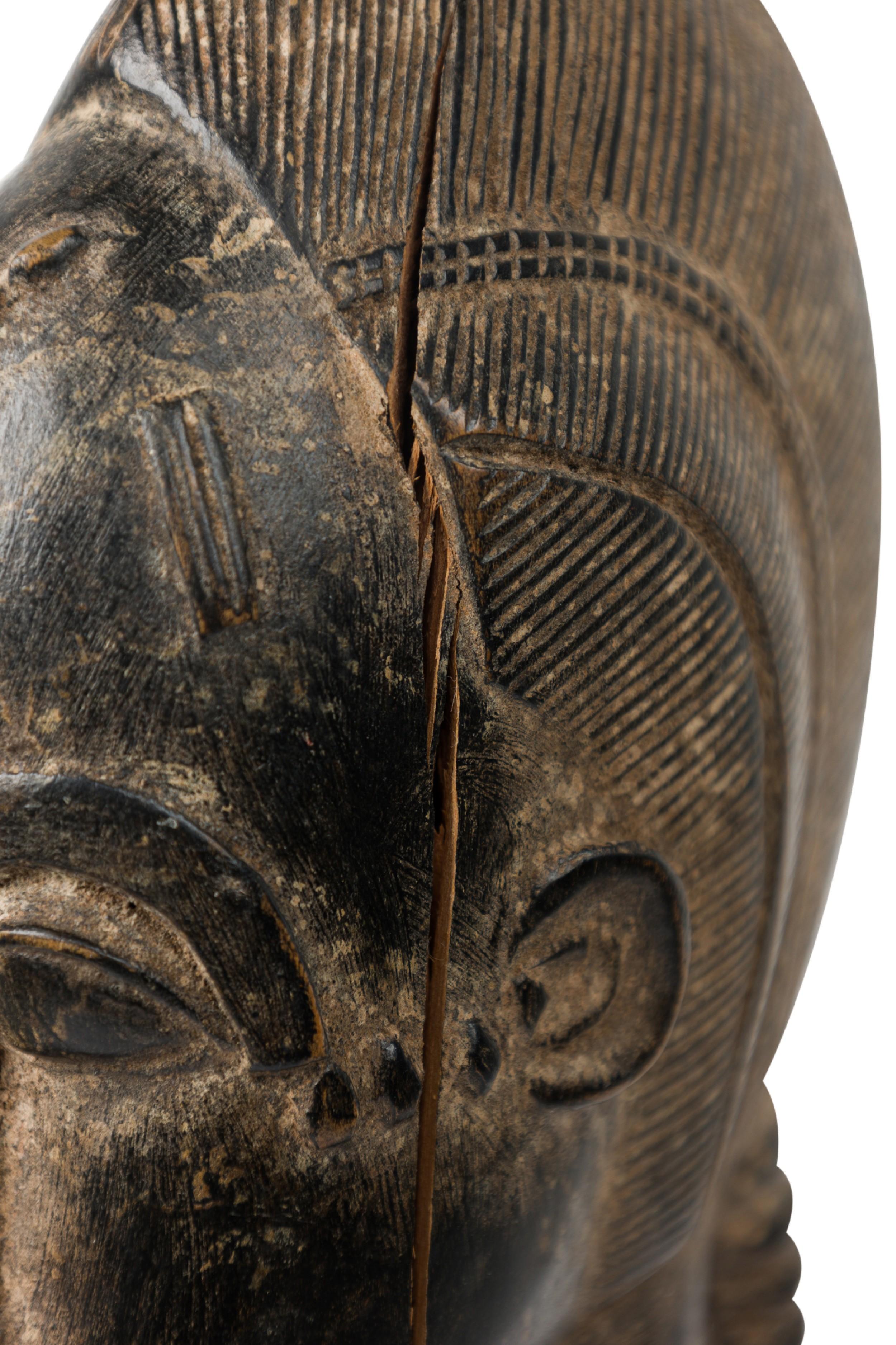 Costa de Marfil Africana Siglo XX Madera Tallada Baule Mujer Sentada 