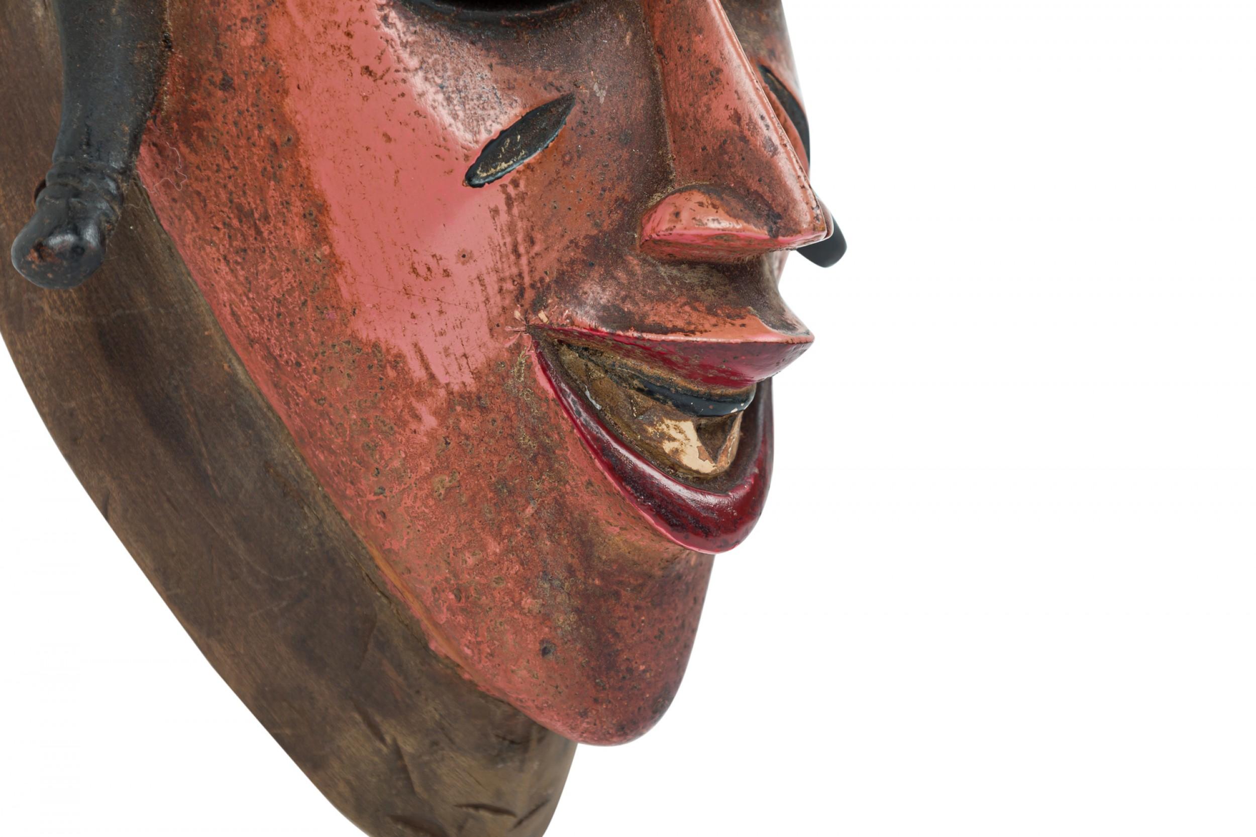 Tribal Masque Guro africain en bois sculpté et peint de la Côte d'Ivoire, contemporain en vente