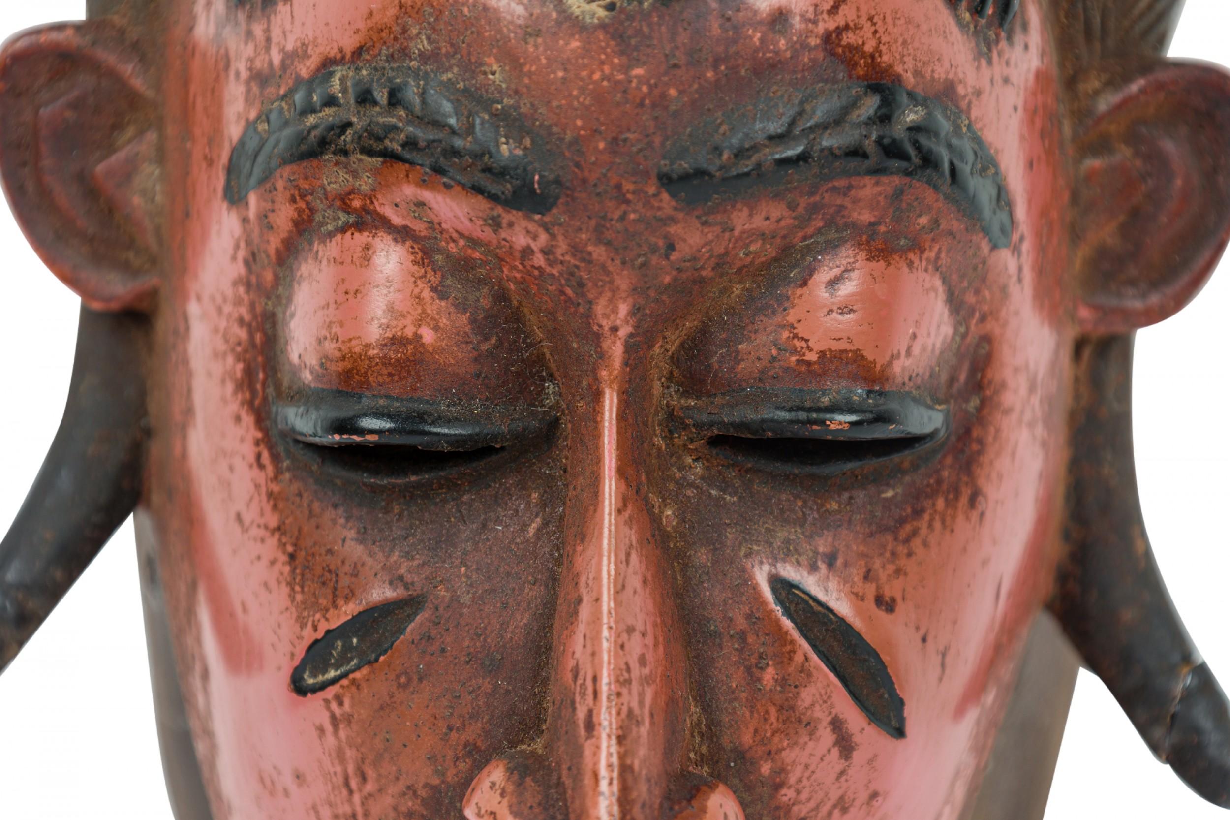 Sculpté Masque Guro africain en bois sculpté et peint de la Côte d'Ivoire, contemporain en vente