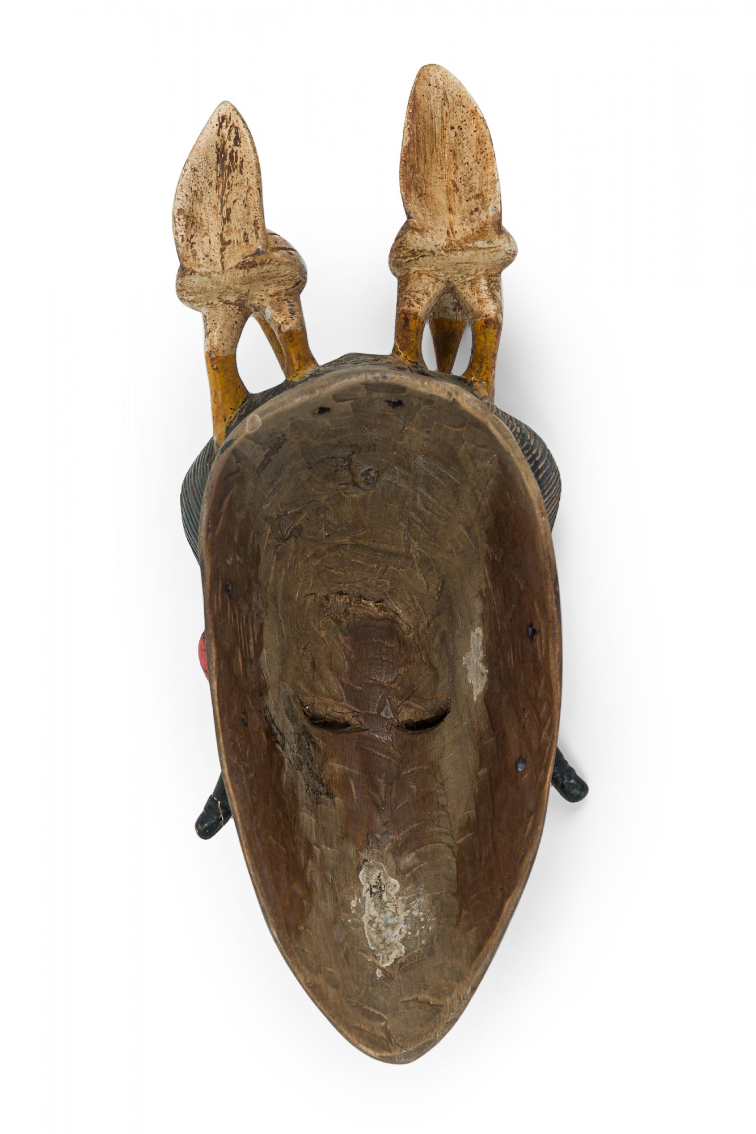 Masque Guro africain en bois sculpté et peint de la Côte d'Ivoire, contemporain Bon état - En vente à Queens, NY