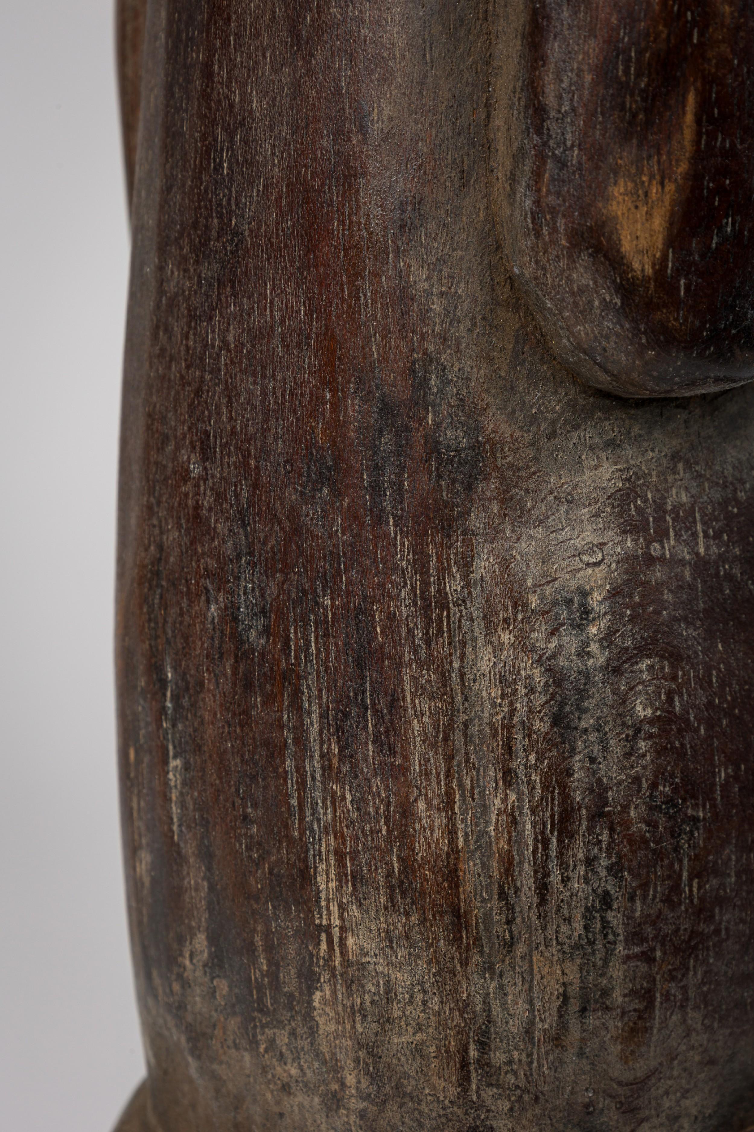 Figura in legno della Costa d'Avorio africana di uomo con ciotola in vendita 2