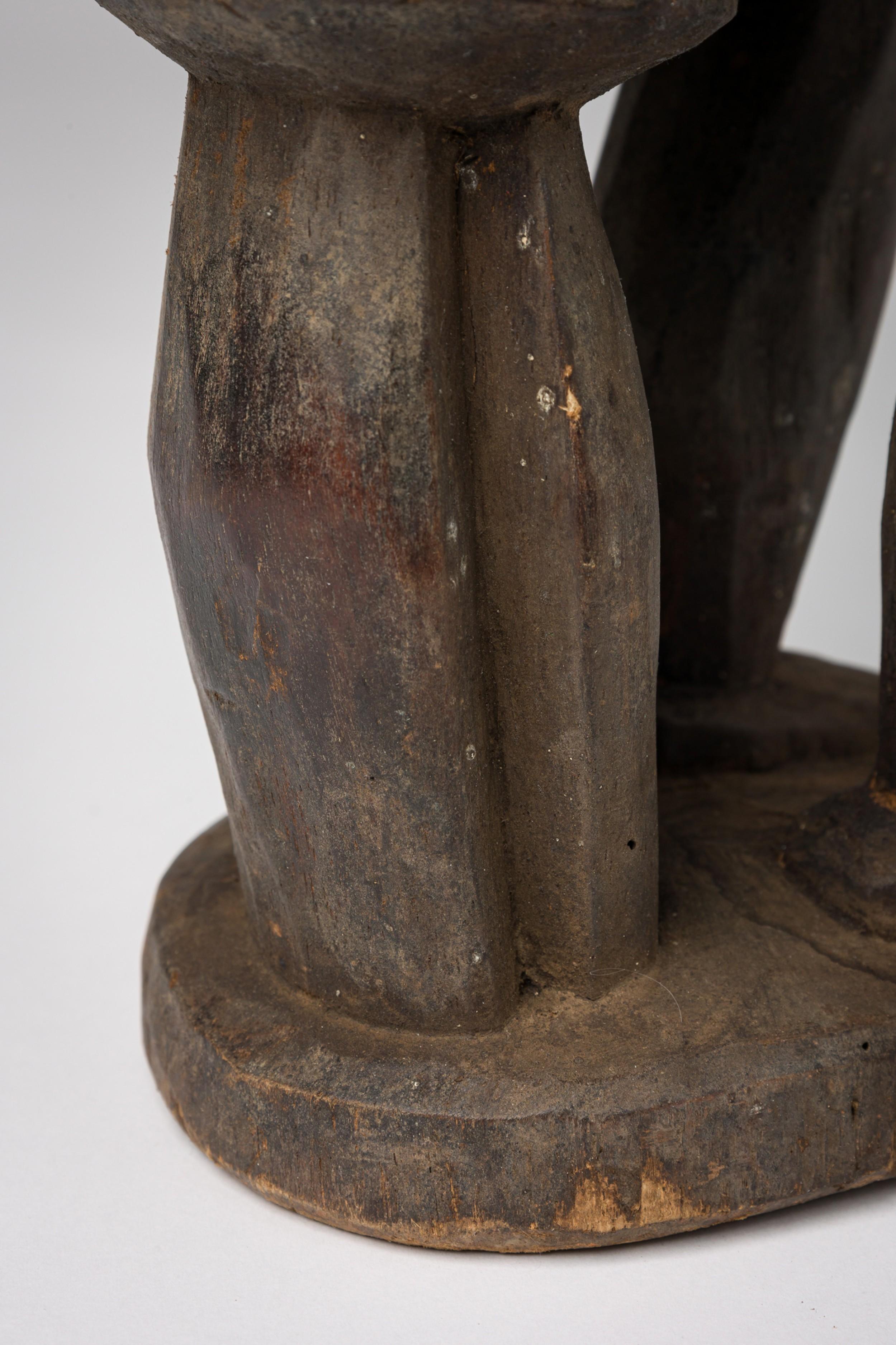 Figura in legno della Costa d'Avorio africana di uomo con ciotola in vendita 3