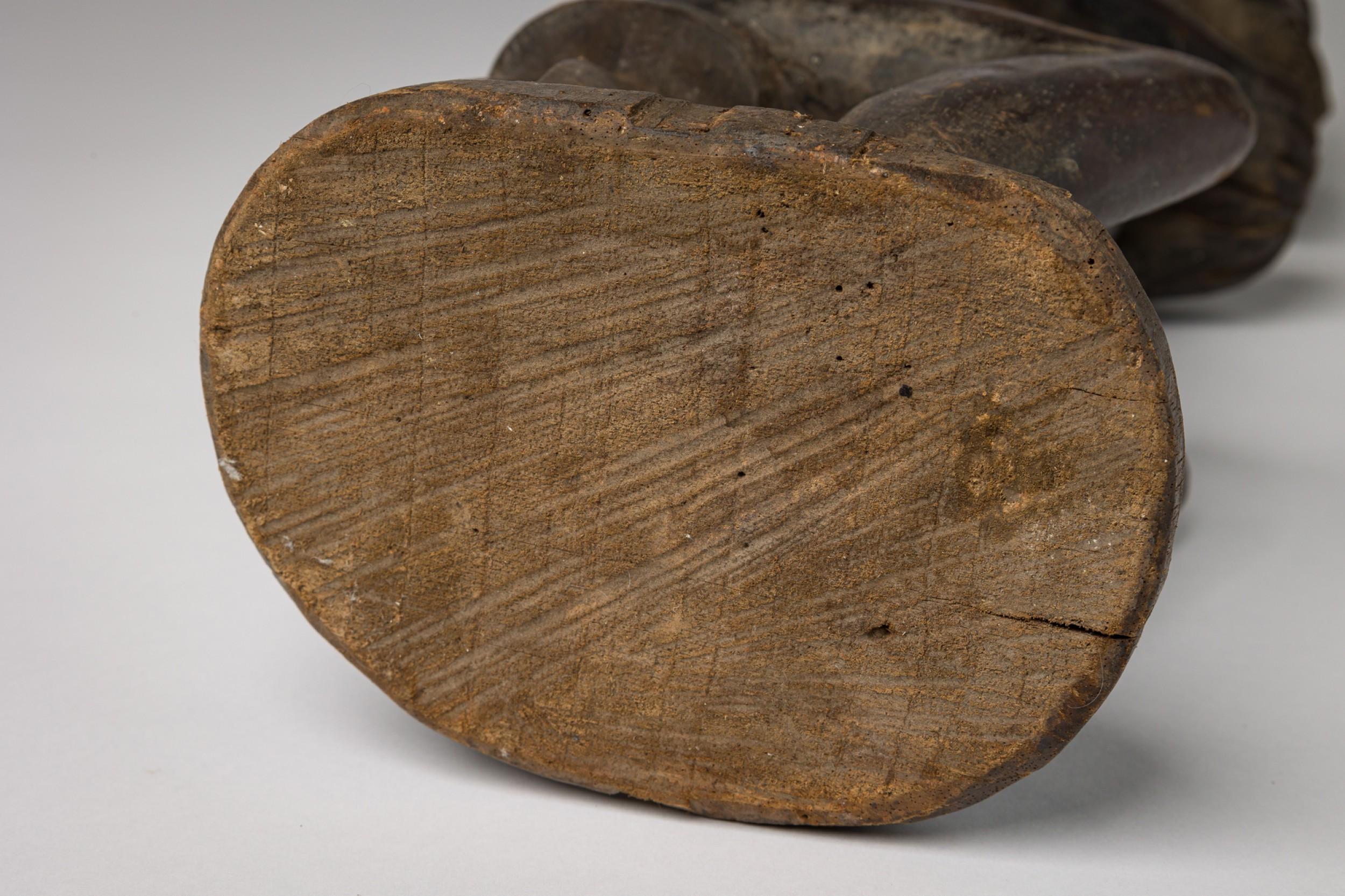 Figura in legno della Costa d'Avorio africana di uomo con ciotola in vendita 4