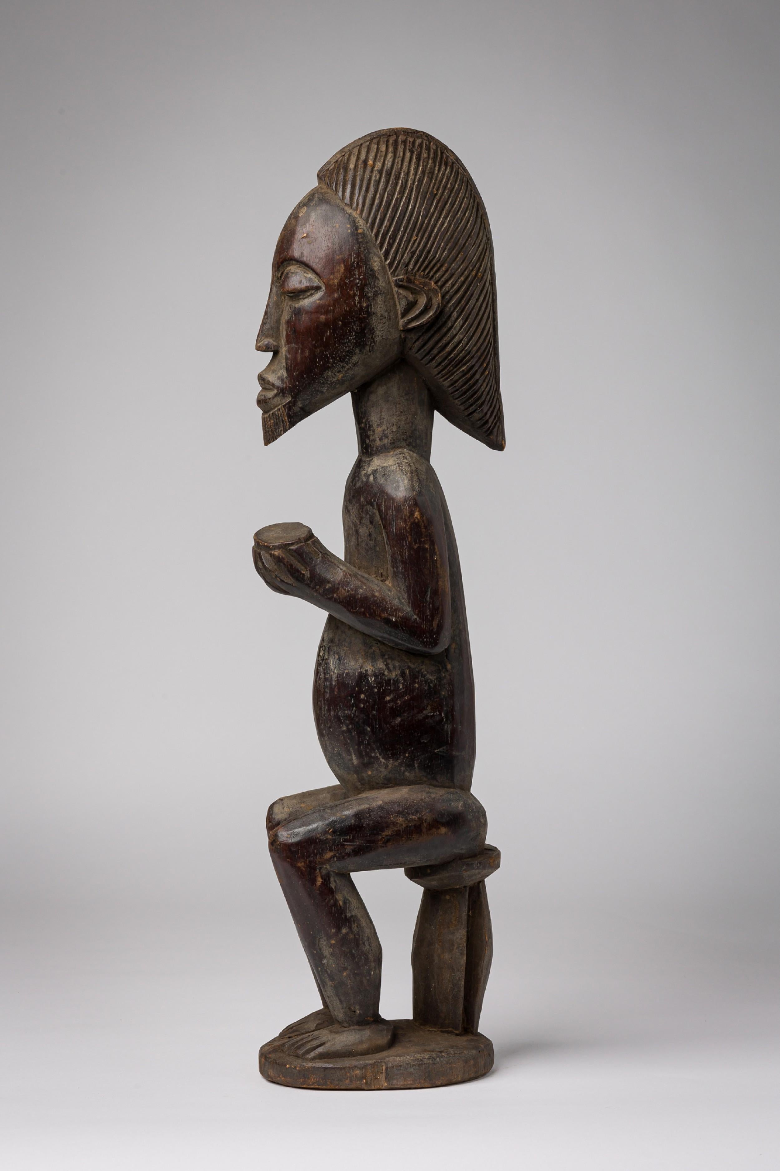 Tribale Figura in legno della Costa d'Avorio africana di uomo con ciotola in vendita