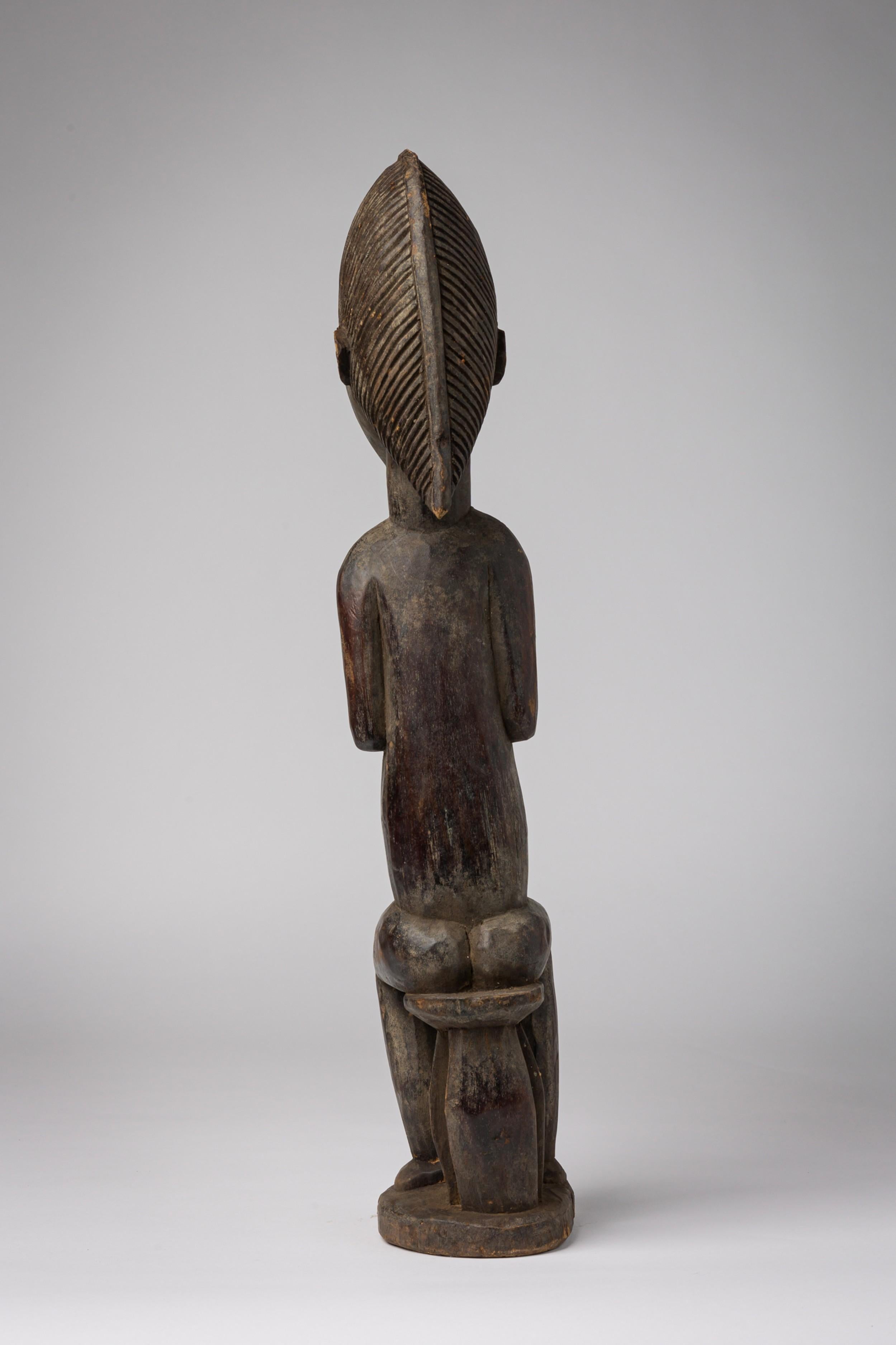 Africano Figura in legno della Costa d'Avorio africana di uomo con ciotola in vendita