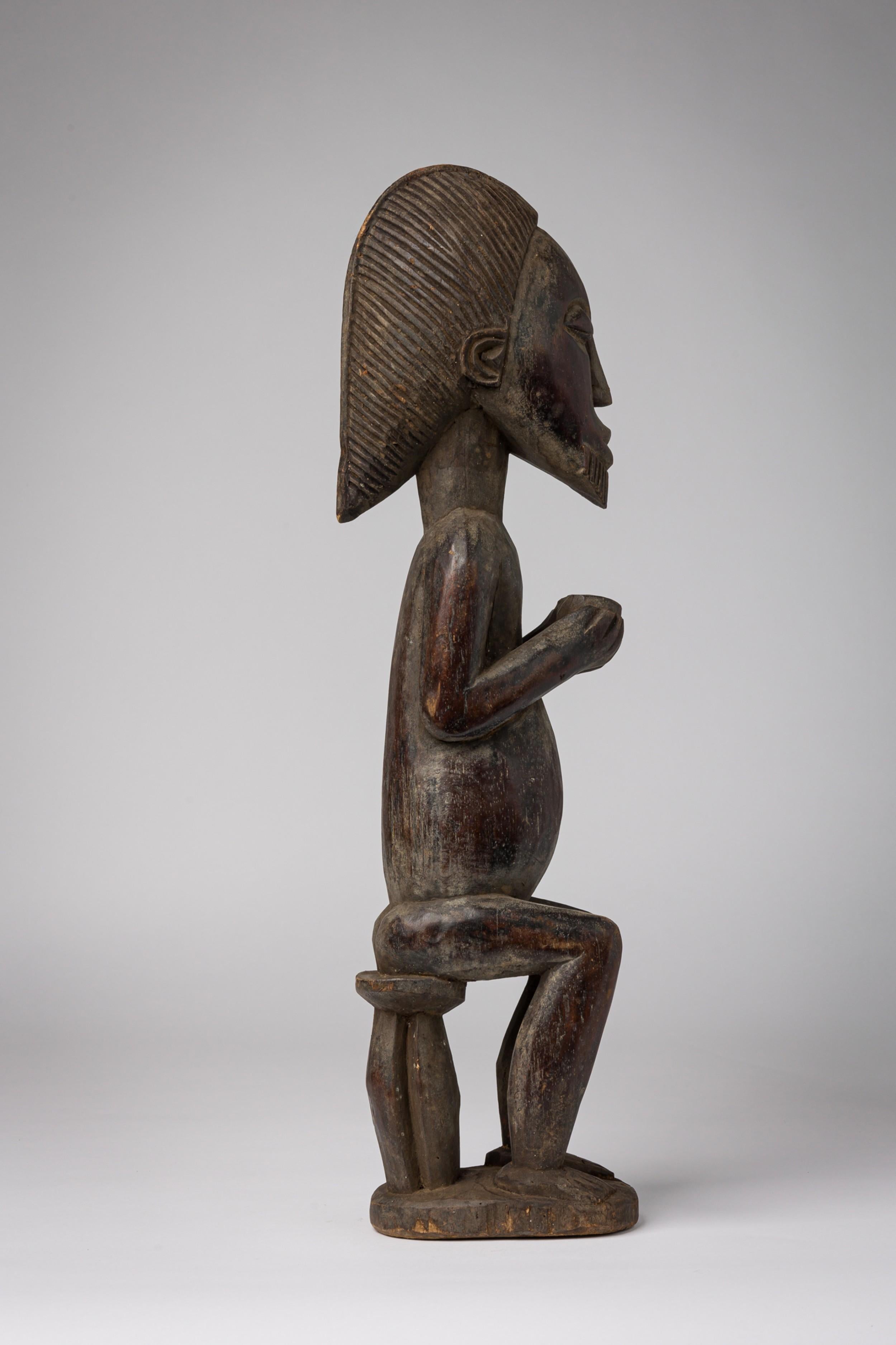 Intagliato Figura in legno della Costa d'Avorio africana di uomo con ciotola in vendita