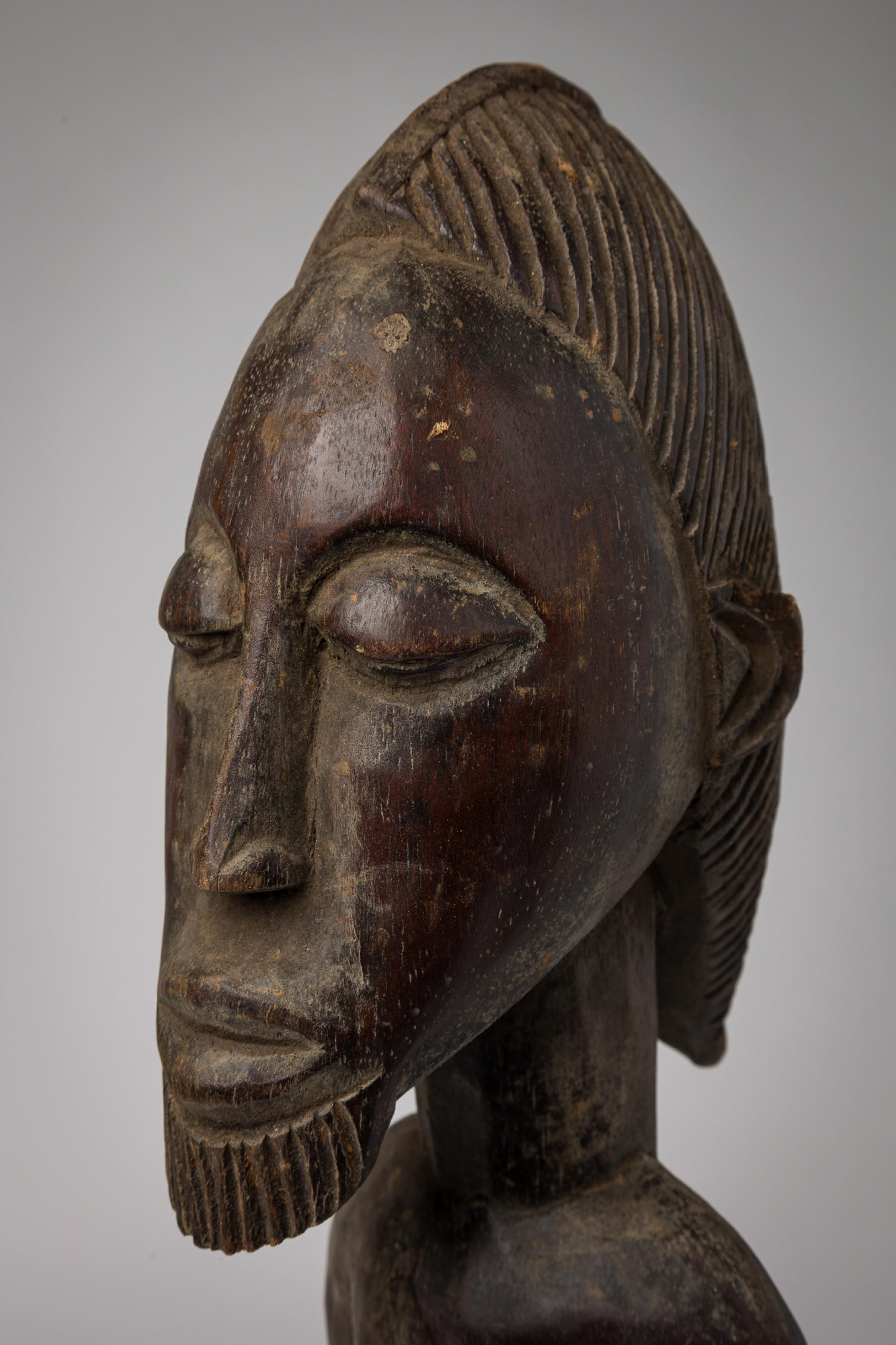 Figura in legno della Costa d'Avorio africana di uomo con ciotola In condizioni buone in vendita a Queens, NY