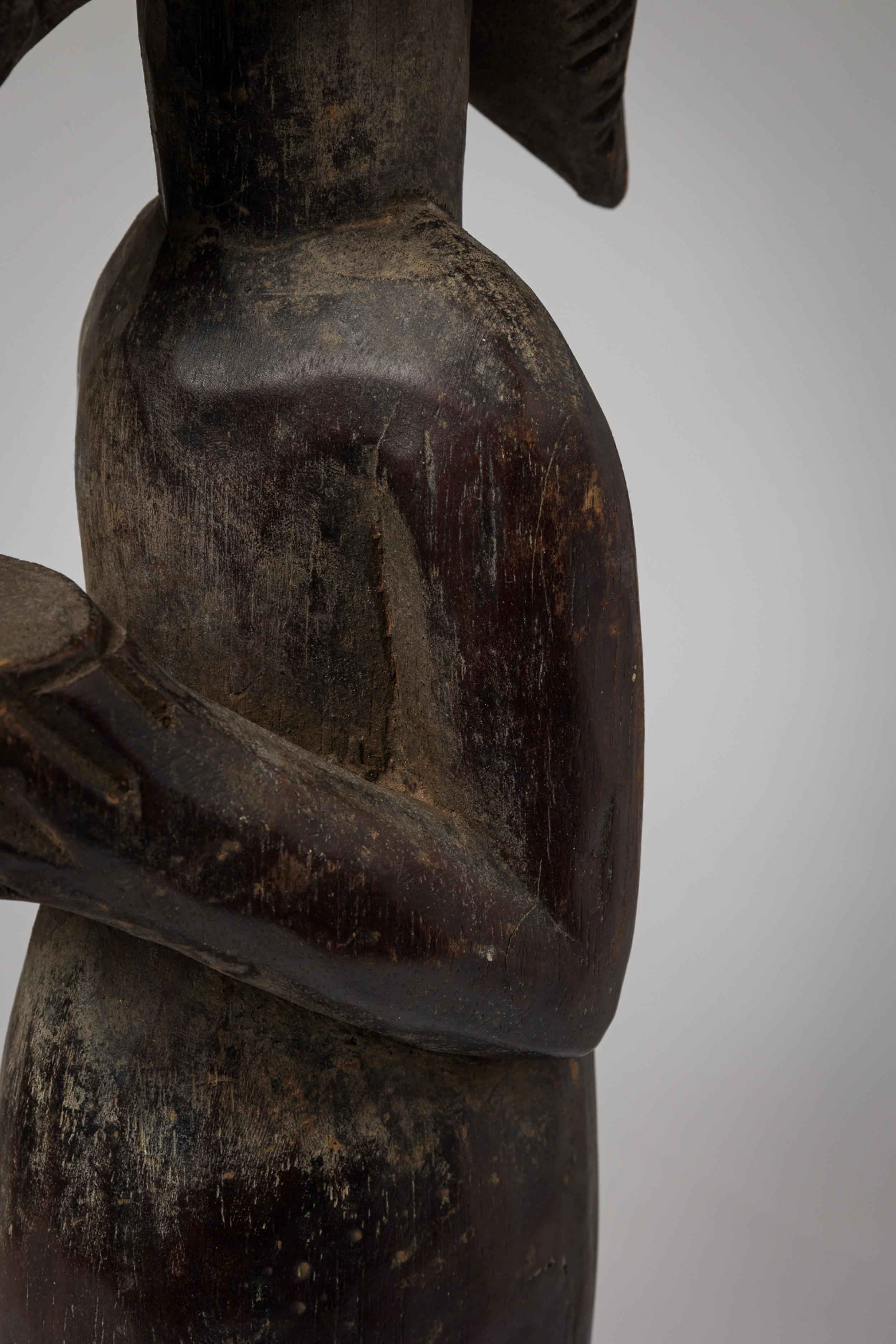 XX secolo Figura in legno della Costa d'Avorio africana di uomo con ciotola in vendita