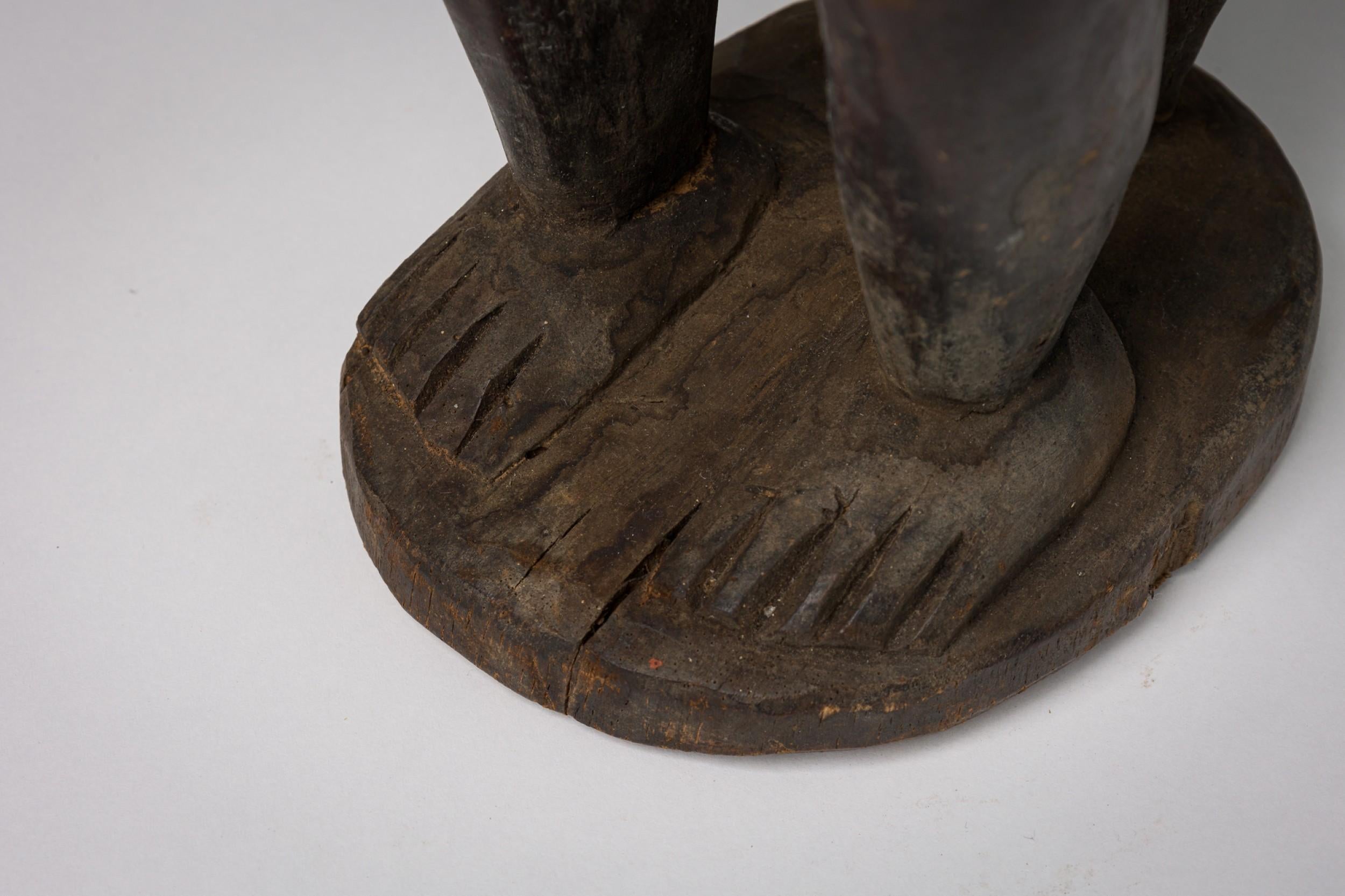 Piumino Figura in legno della Costa d'Avorio africana di uomo con ciotola in vendita