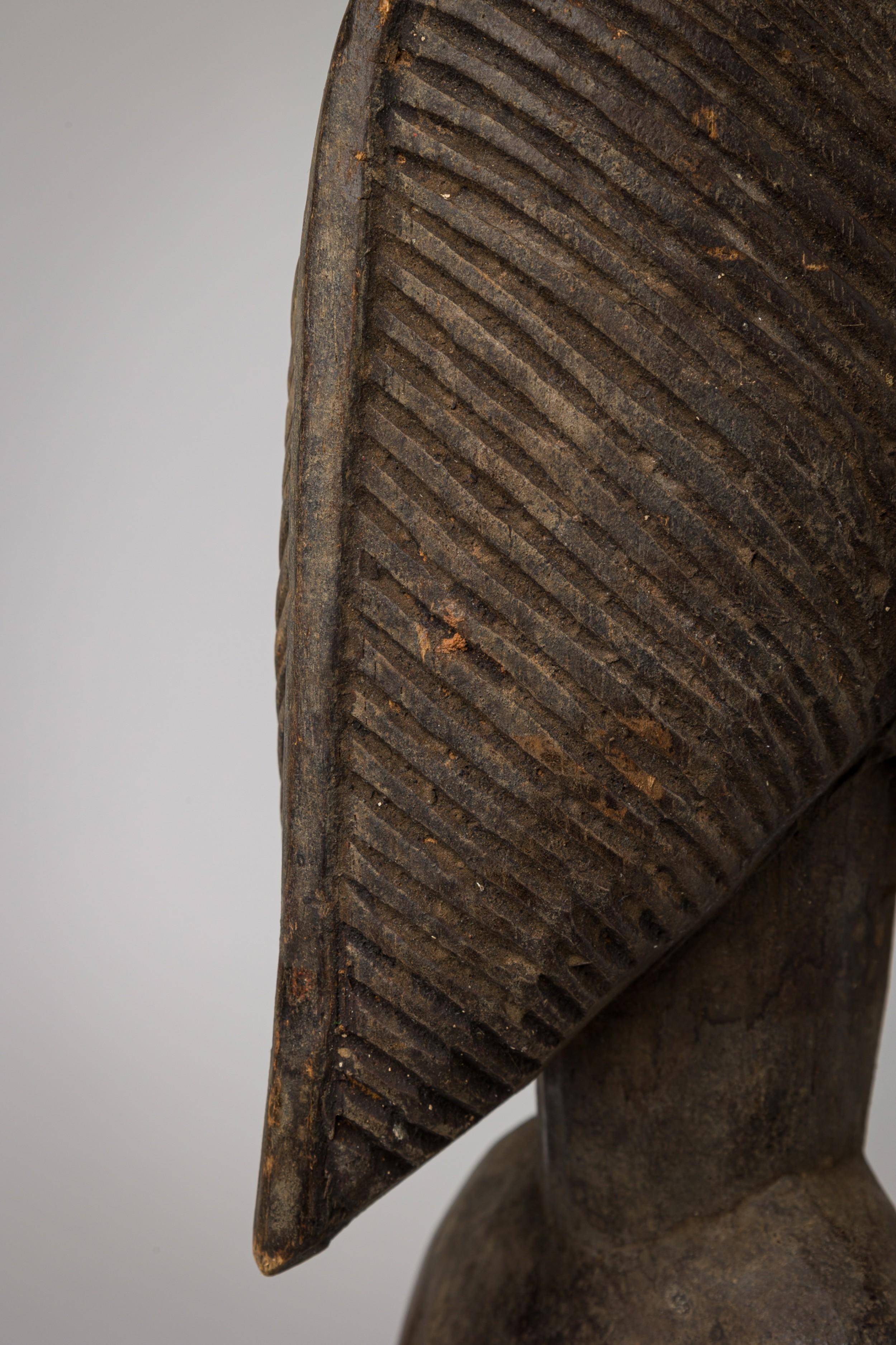 Figura in legno della Costa d'Avorio africana di uomo con ciotola in vendita 1