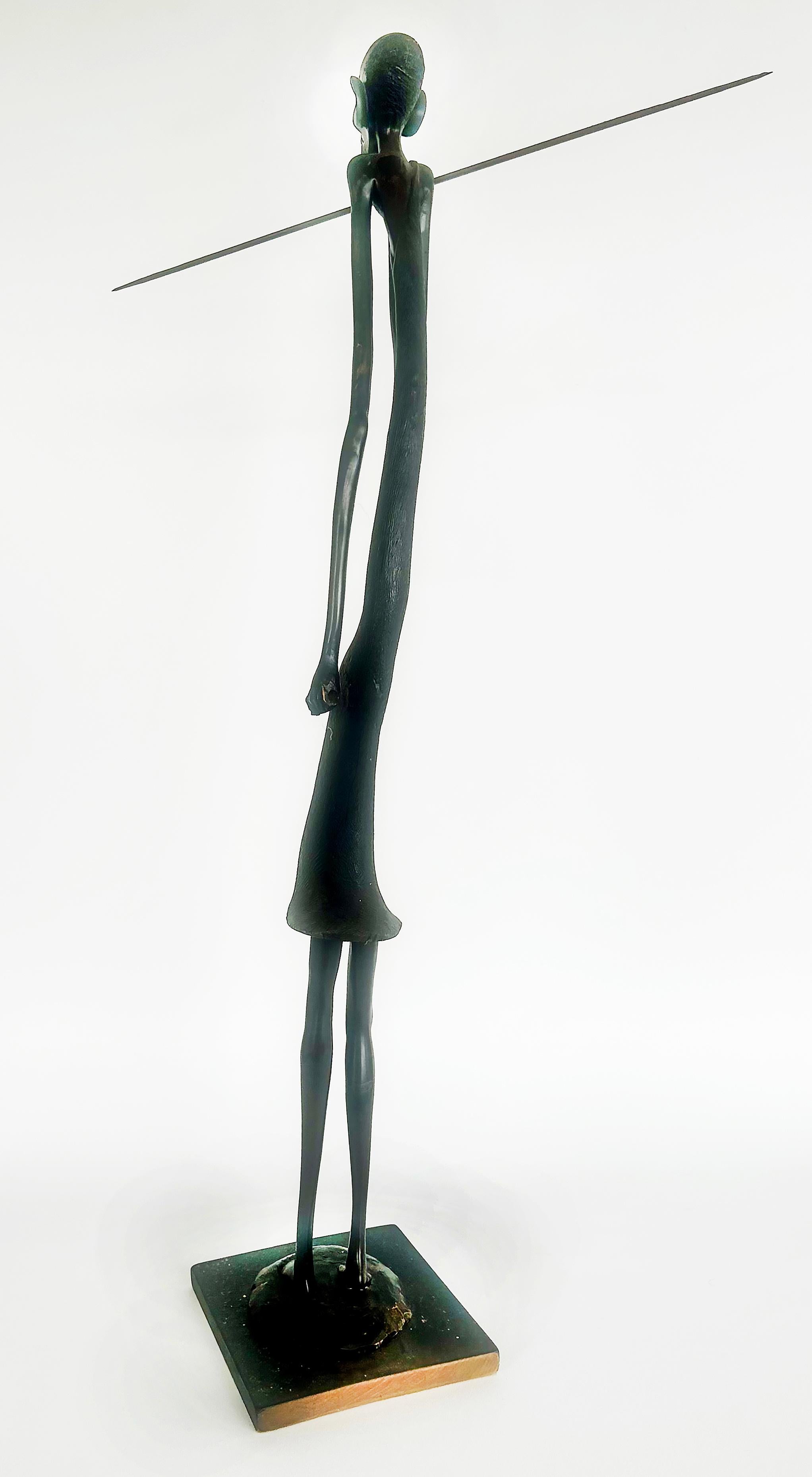 Scultura figurativa africana (Kenya) scolpita a mano di guerriero Masai con lancia in vendita 3
