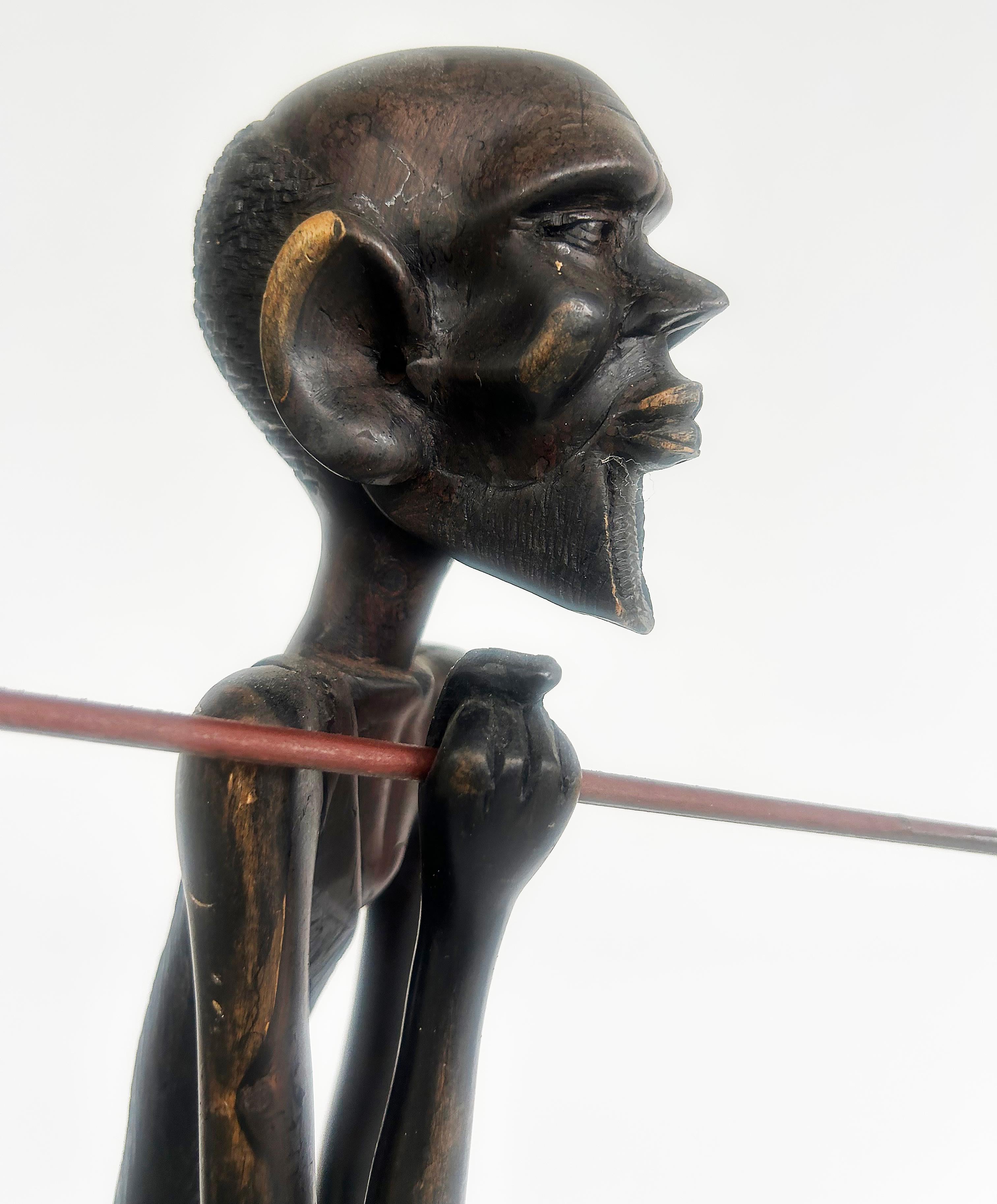 Tribale Scultura figurativa africana (Kenya) scolpita a mano di guerriero Masai con lancia in vendita