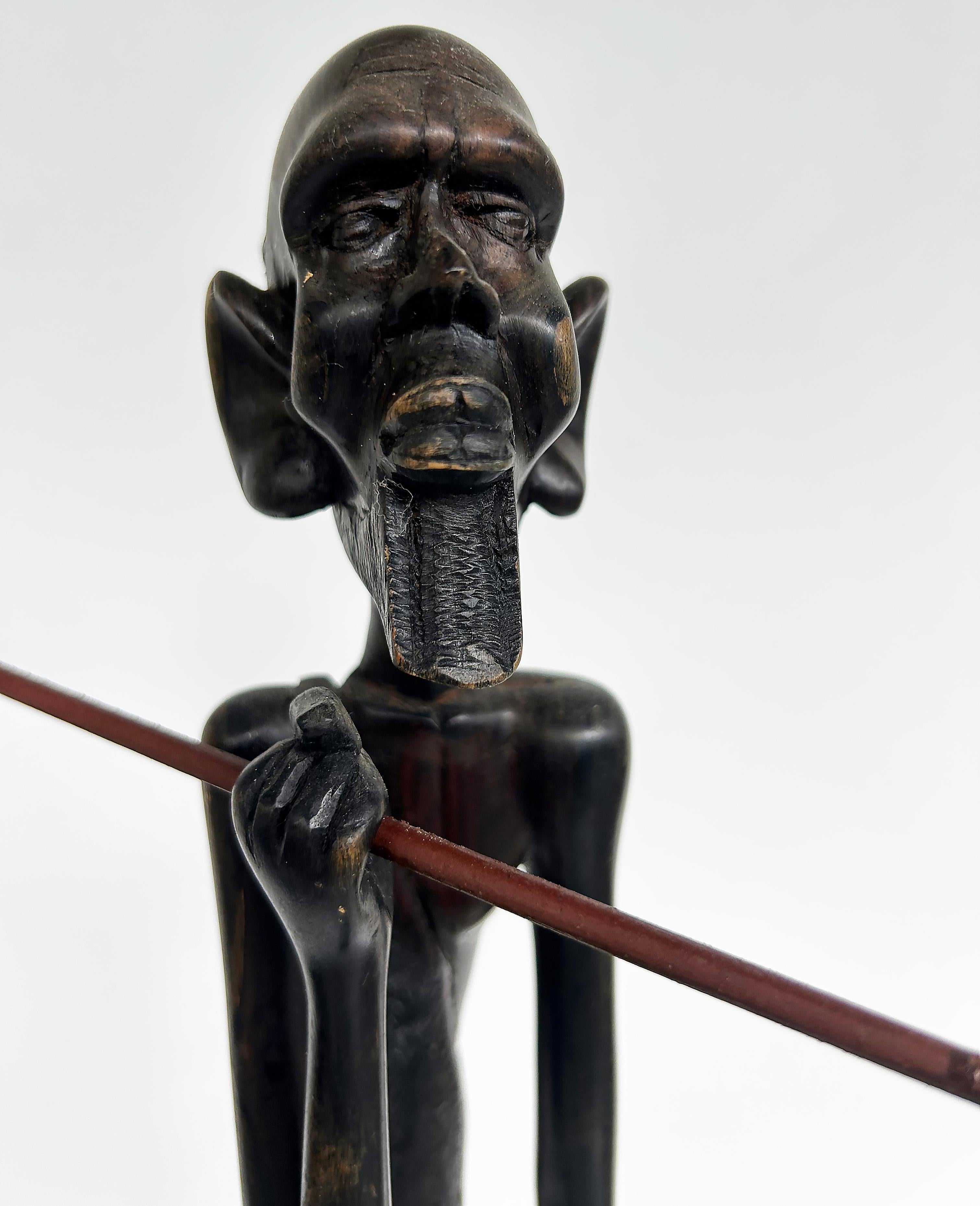 Keniano Scultura figurativa africana (Kenya) scolpita a mano di guerriero Masai con lancia in vendita