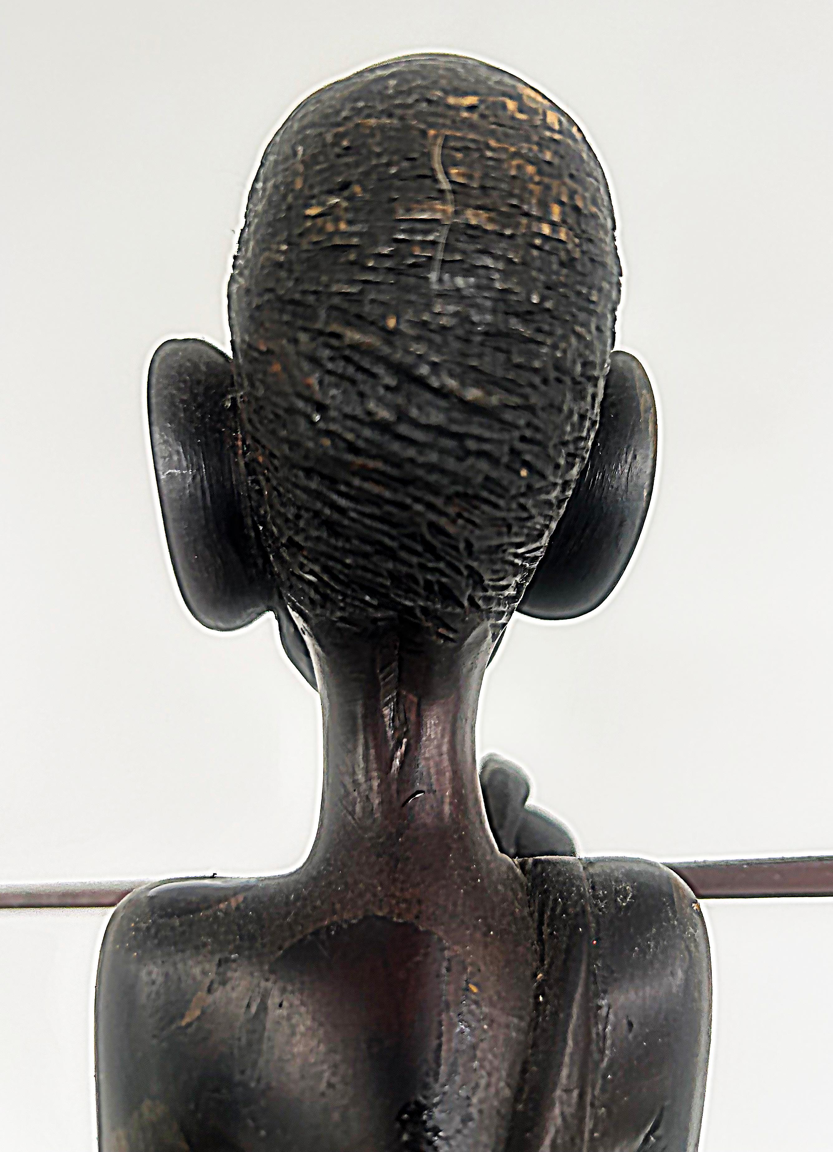 Intagliato a mano Scultura figurativa africana (Kenya) scolpita a mano di guerriero Masai con lancia in vendita