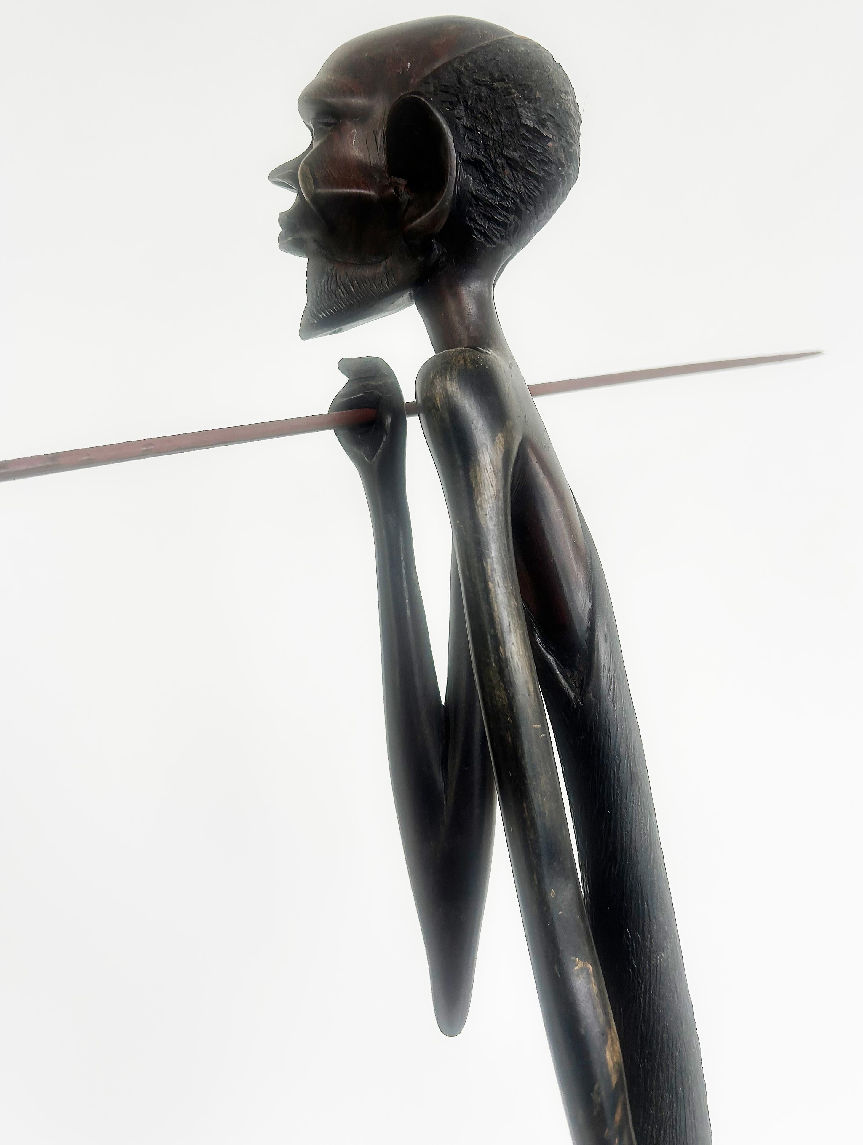 Scultura figurativa africana (Kenya) scolpita a mano di guerriero Masai con lancia In condizioni discrete in vendita a Miami, FL
