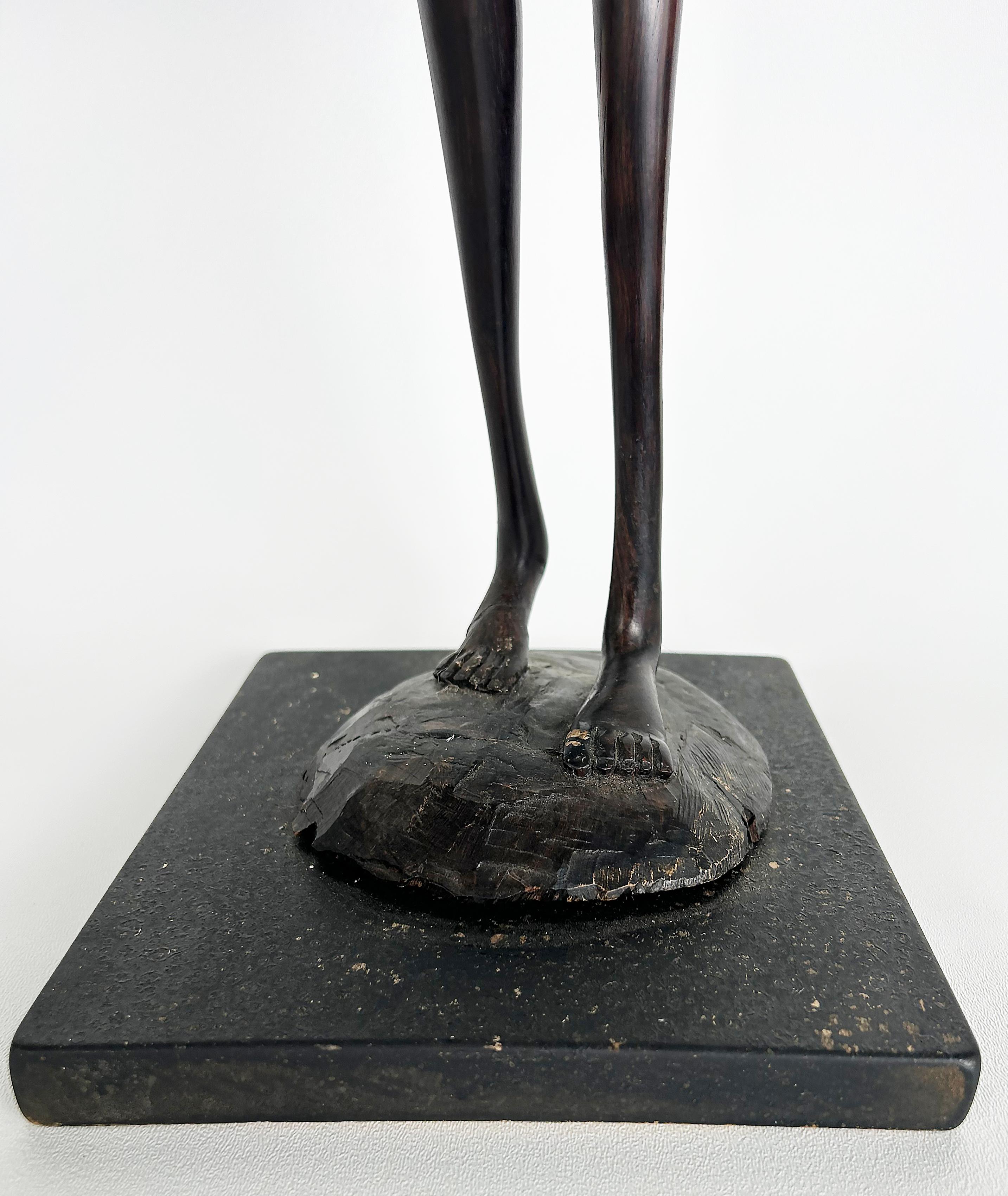XX secolo Scultura figurativa africana (Kenya) scolpita a mano di guerriero Masai con lancia in vendita