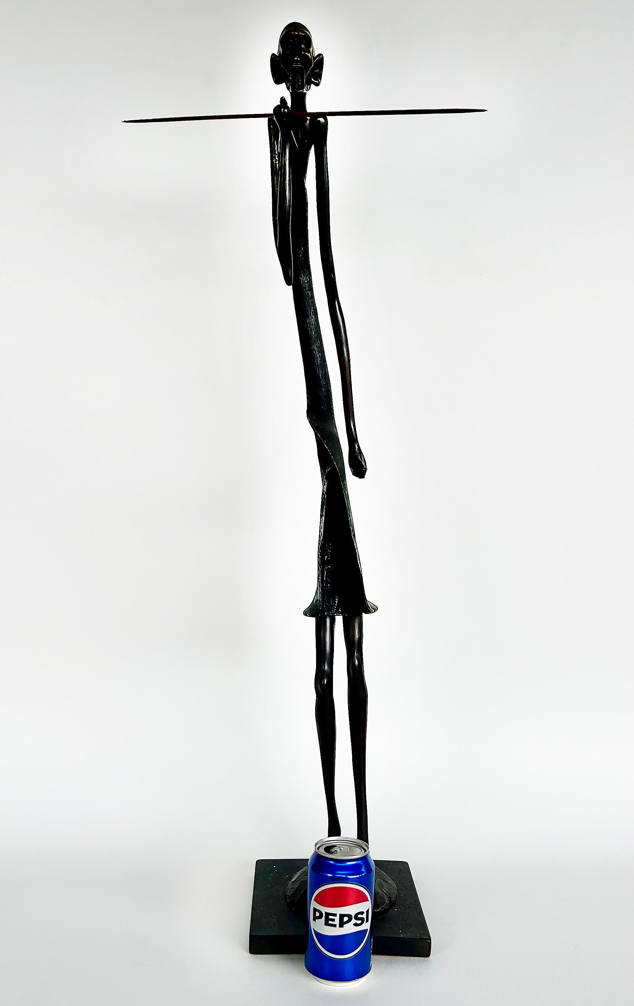 Legno Scultura figurativa africana (Kenya) scolpita a mano di guerriero Masai con lancia in vendita