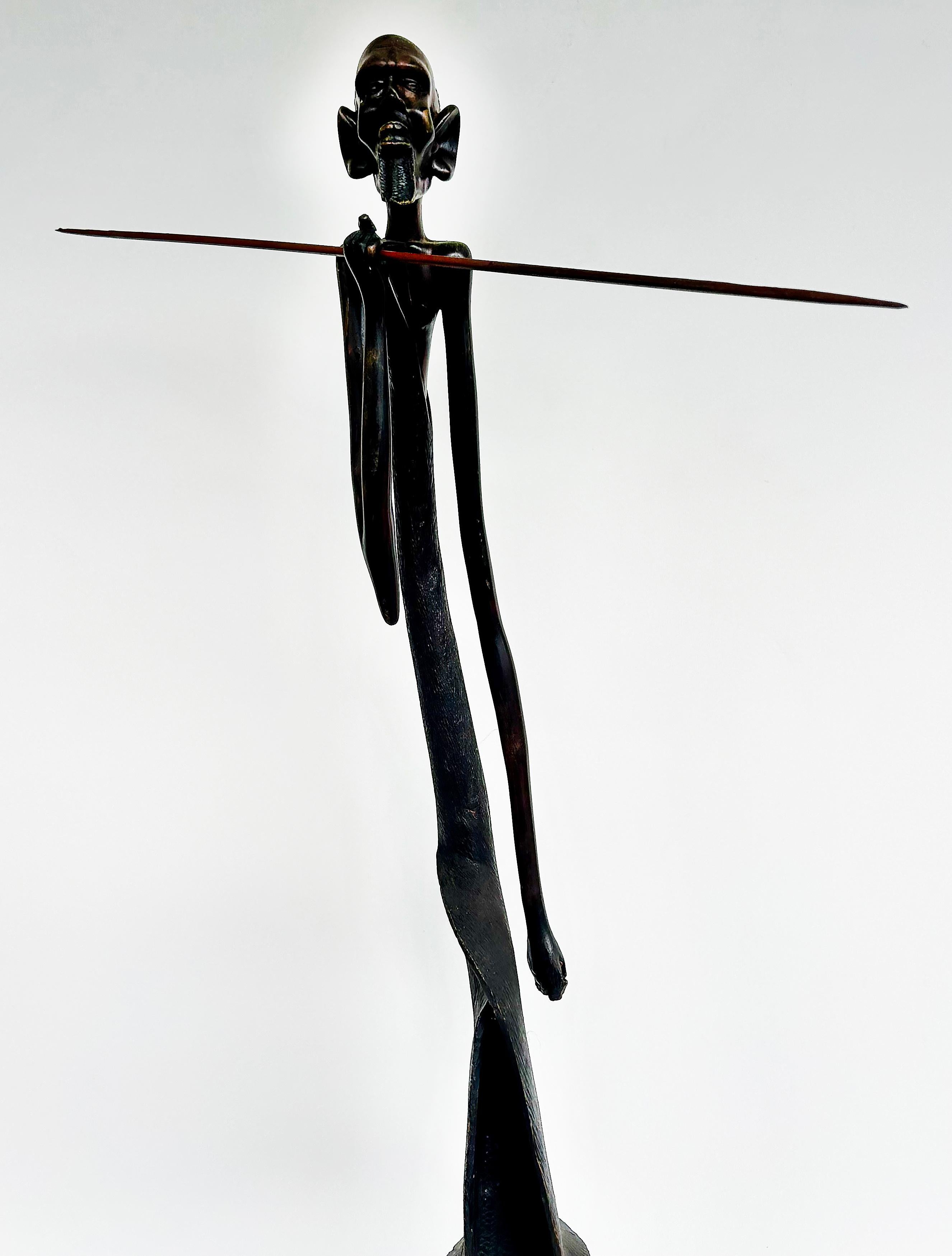 Scultura figurativa africana (Kenya) scolpita a mano di guerriero Masai con lancia in vendita 1