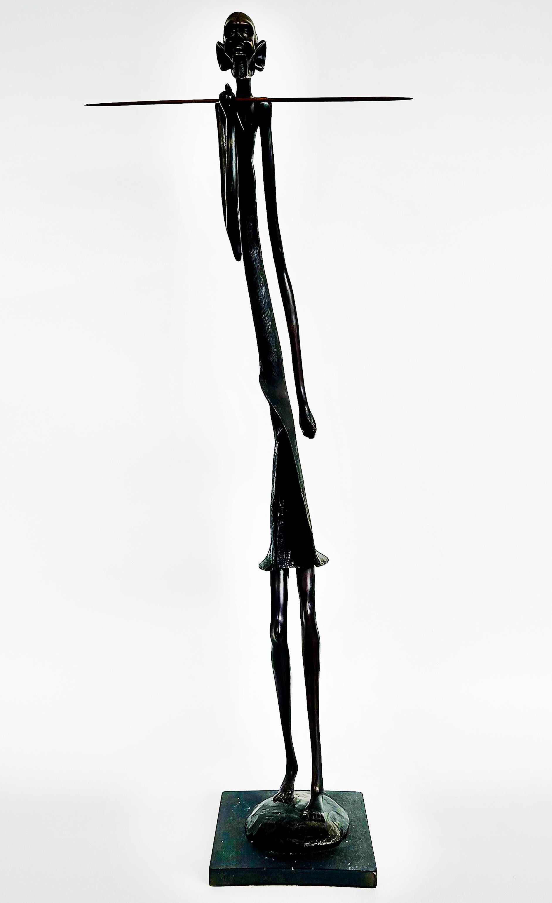 Scultura figurativa africana (Kenya) scolpita a mano di guerriero Masai con lancia in vendita 2