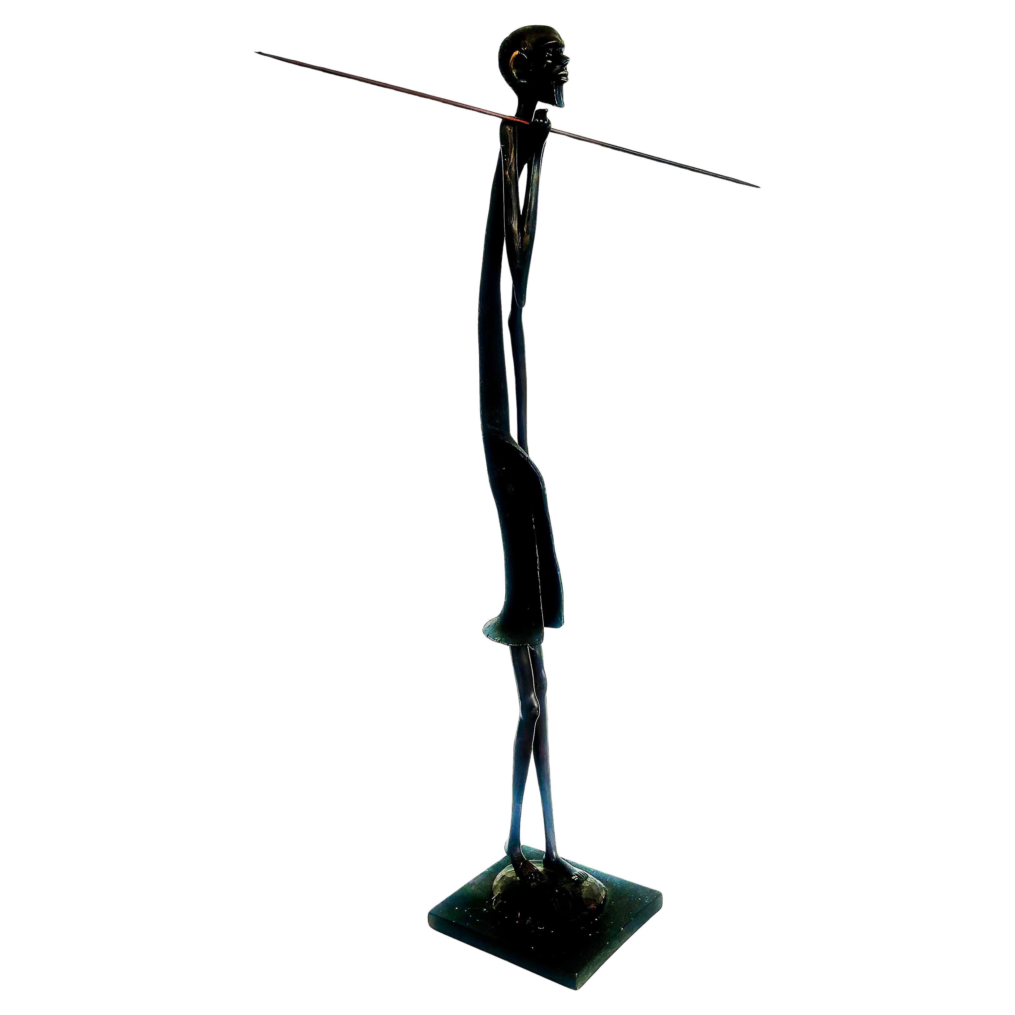 African (Kenya) Hand-Carved Figurative Sculpture of Masai Warrior with Spear (Sculpture figurative africaine sculptée à la main représentant un guerrier Masai avec une lance)