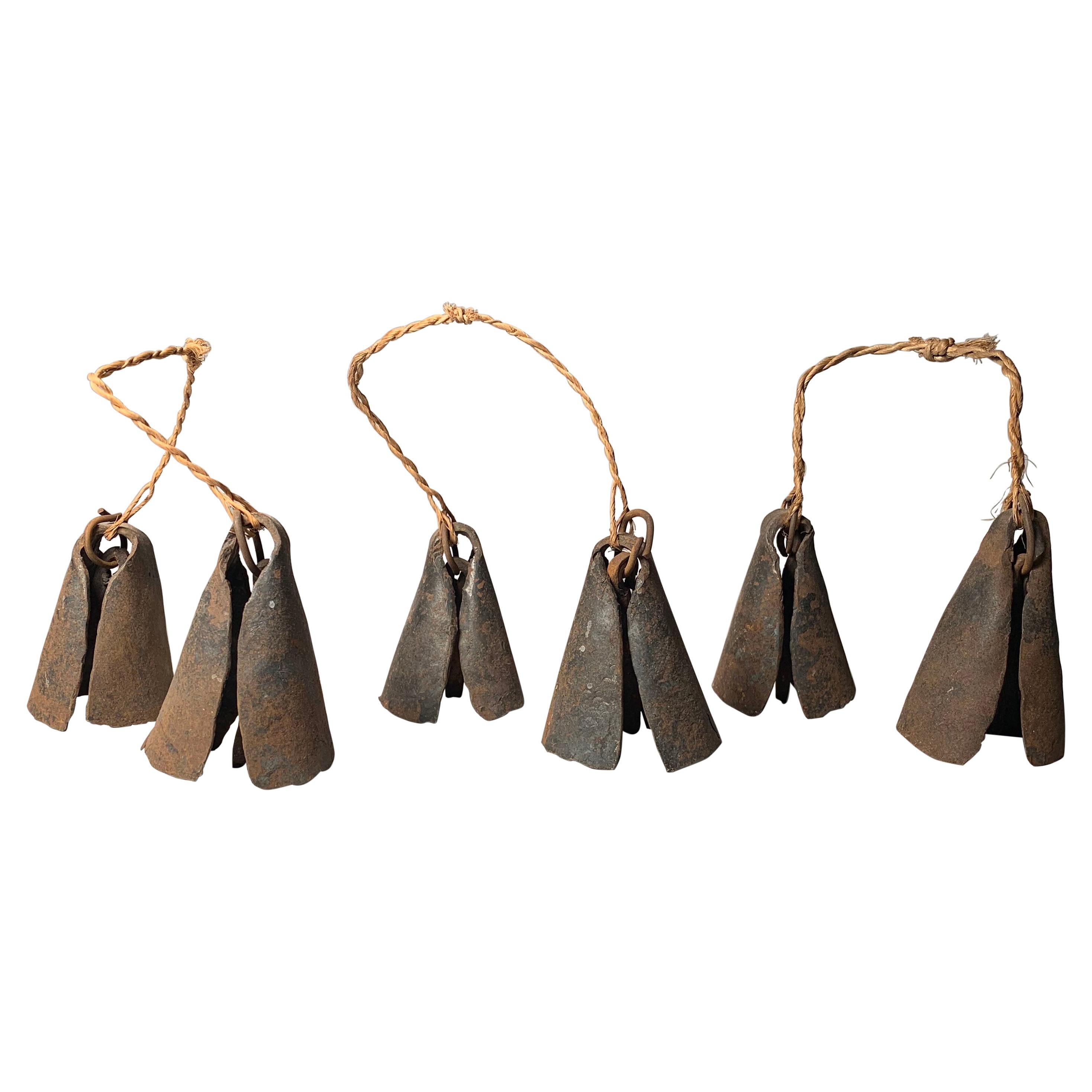 Cloches africaines kenyanéennes avec 3 bâtons hauts en métal Kisi / Provenance Douglas Dawson