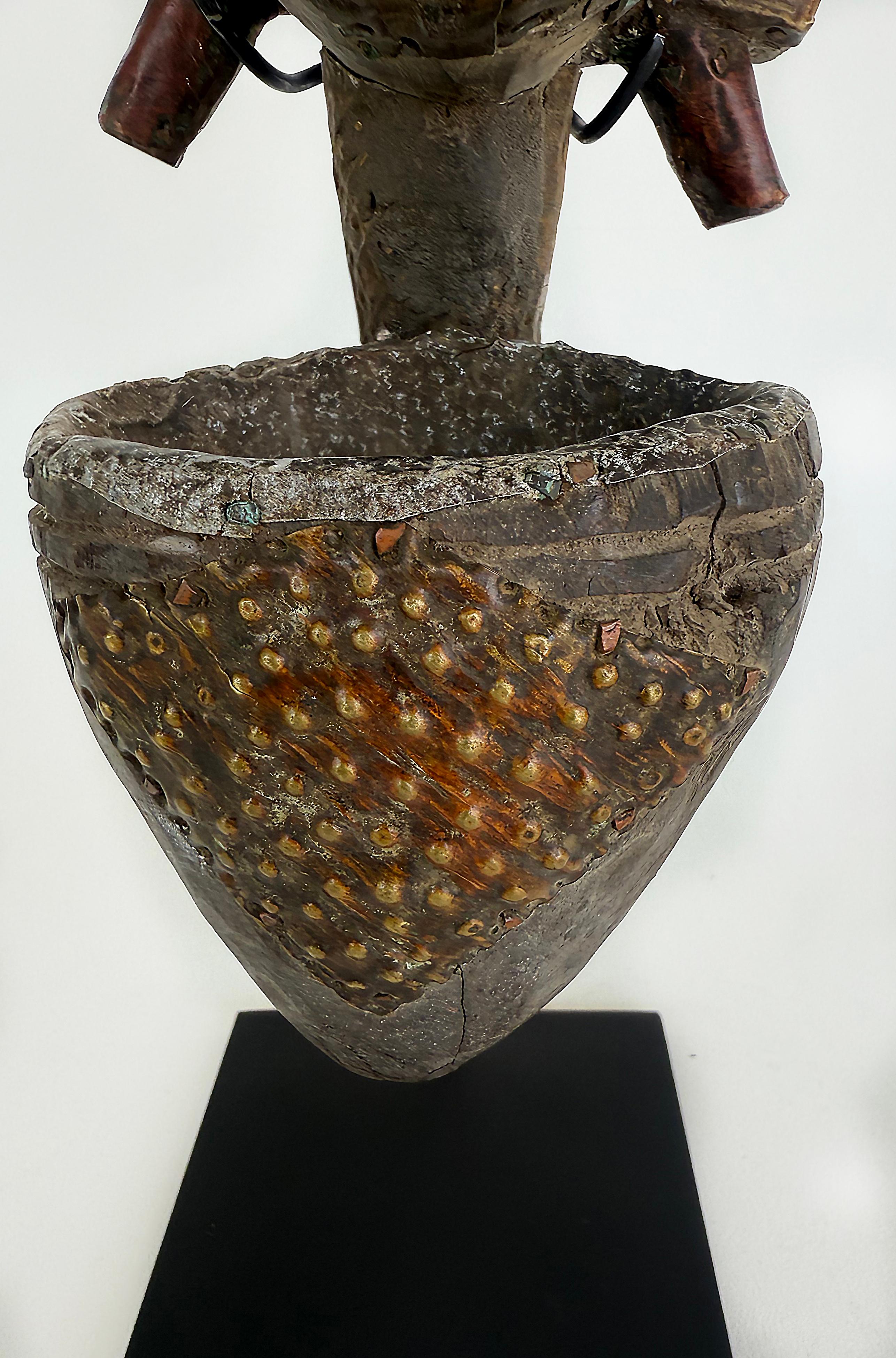 Peuple africain Kota, Gabon Pipe reliquaire en métal sculptée sur pied, 20e siècle en vente 2