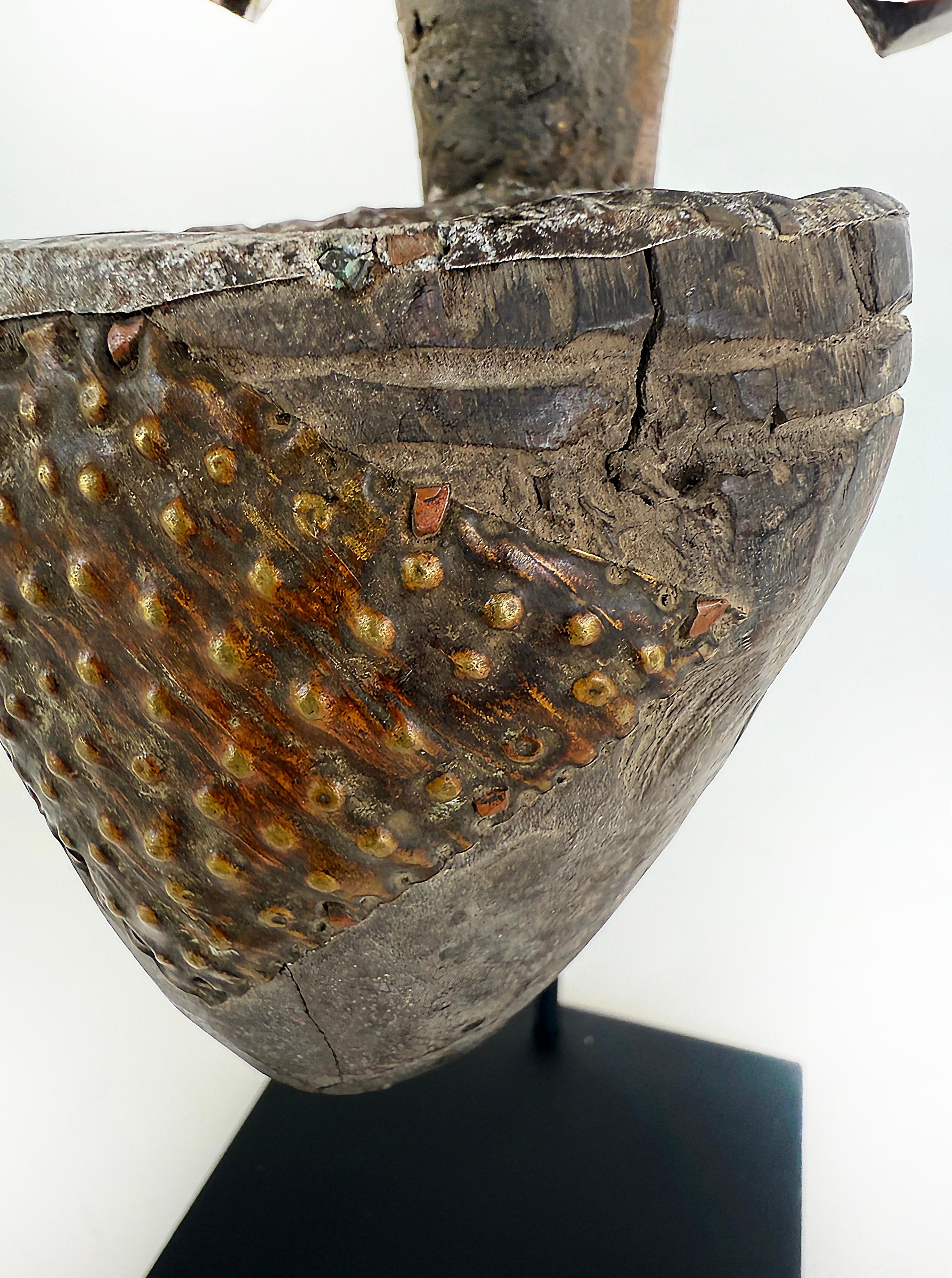 Peuple africain Kota, Gabon Pipe reliquaire en métal sculptée sur pied, 20e siècle en vente 5