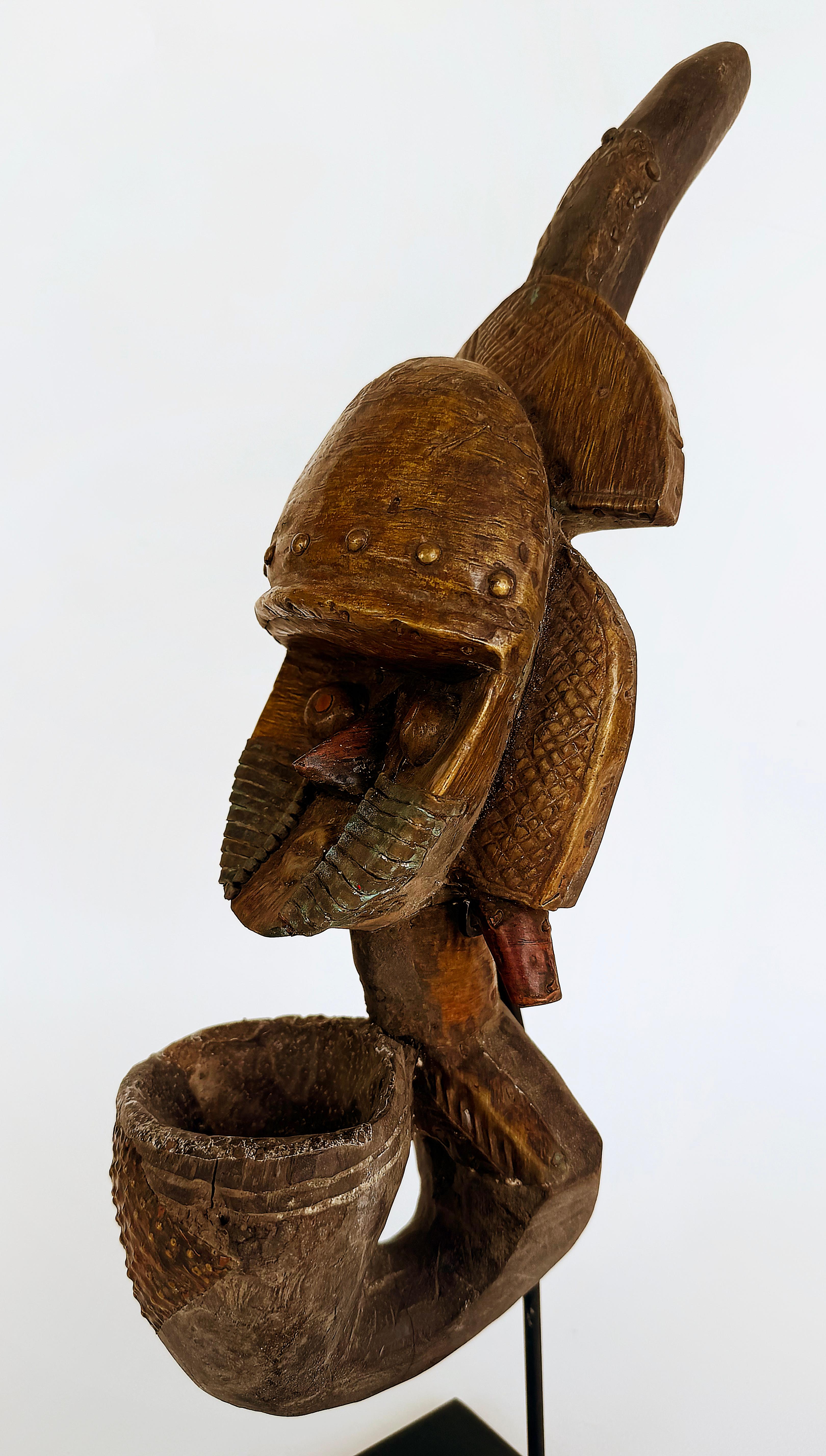 Tribal Peuple africain Kota, Gabon Pipe reliquaire en métal sculptée sur pied, 20e siècle en vente