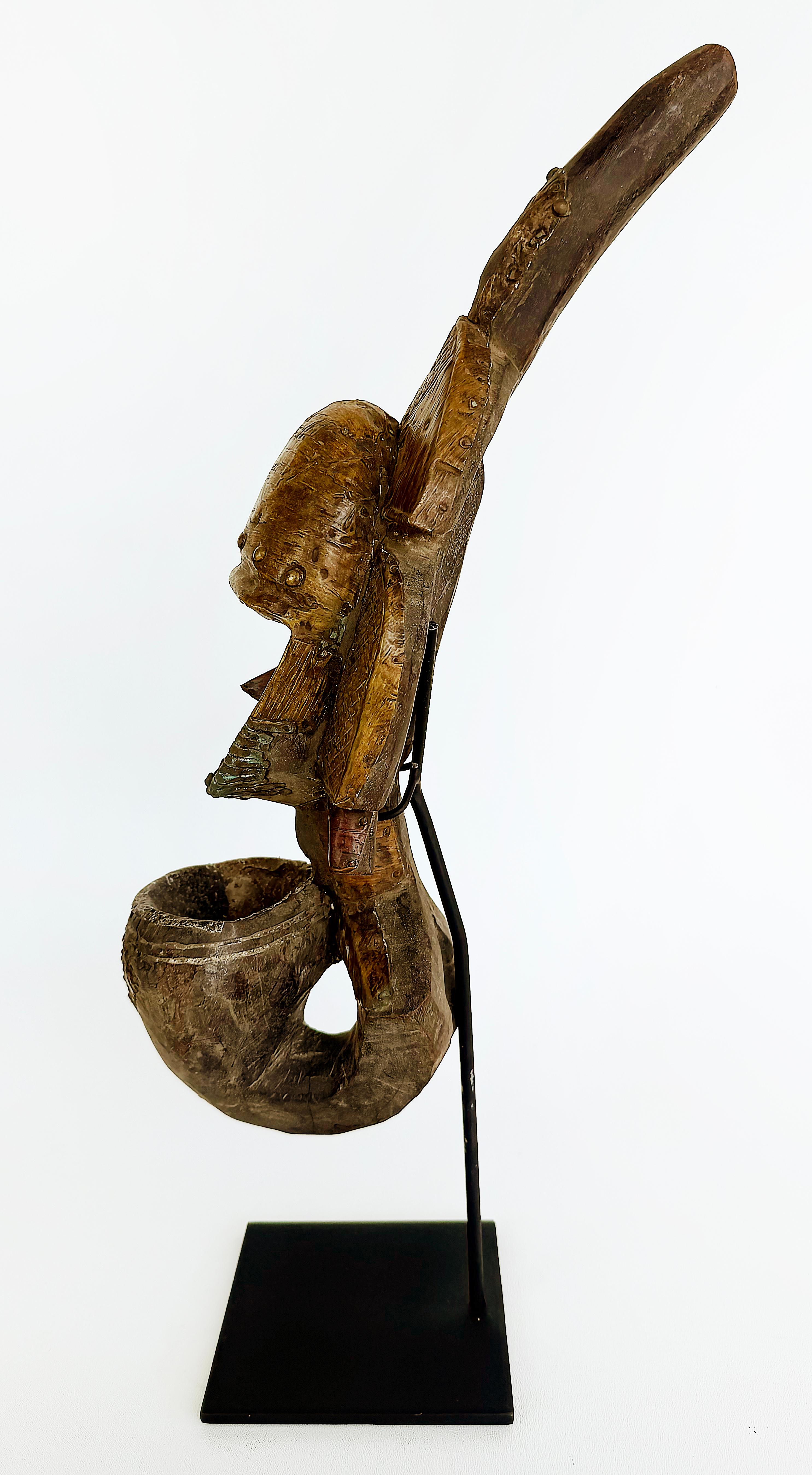 Gabonais Peuple africain Kota, Gabon Pipe reliquaire en métal sculptée sur pied, 20e siècle en vente