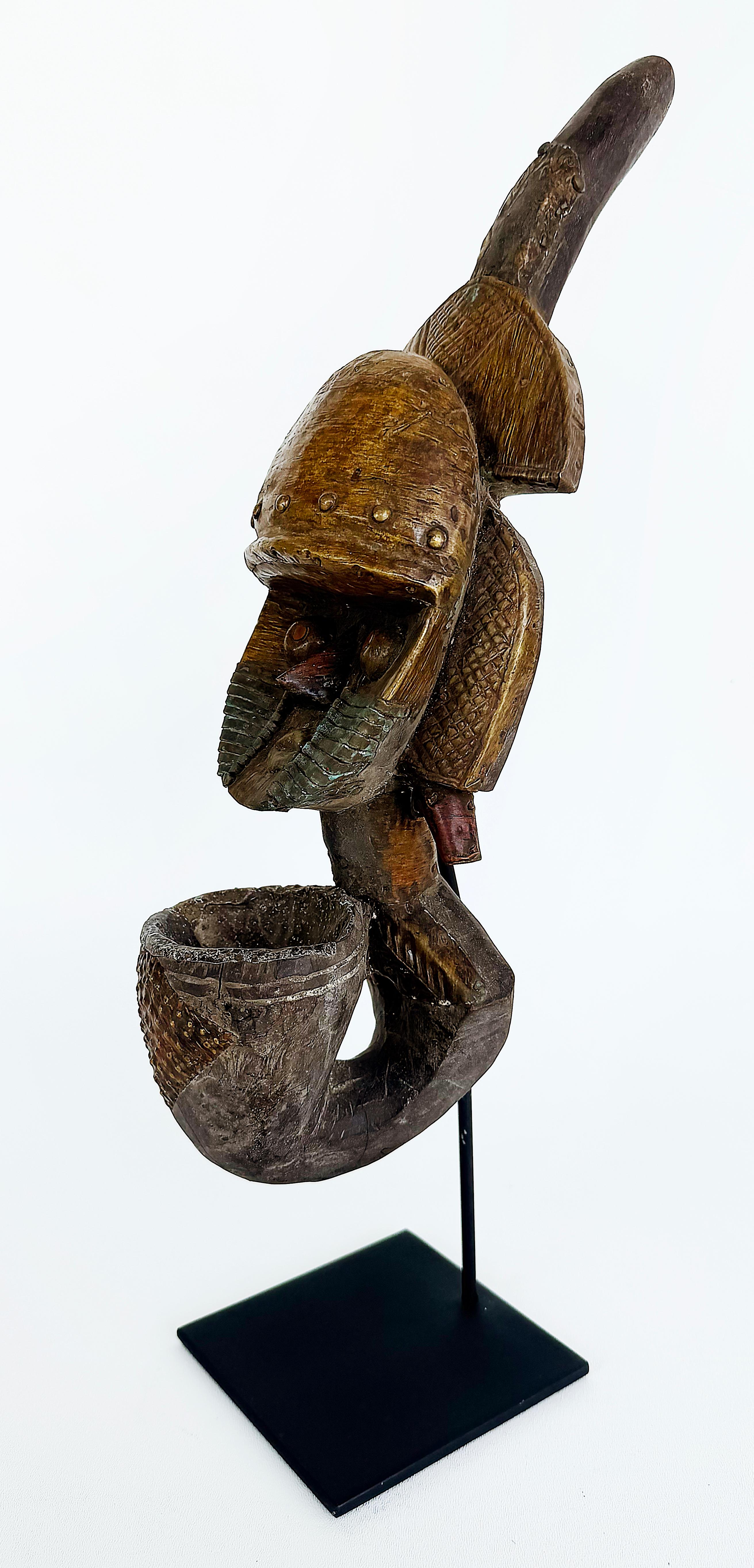 Sculpté à la main Peuple africain Kota, Gabon Pipe reliquaire en métal sculptée sur pied, 20e siècle en vente