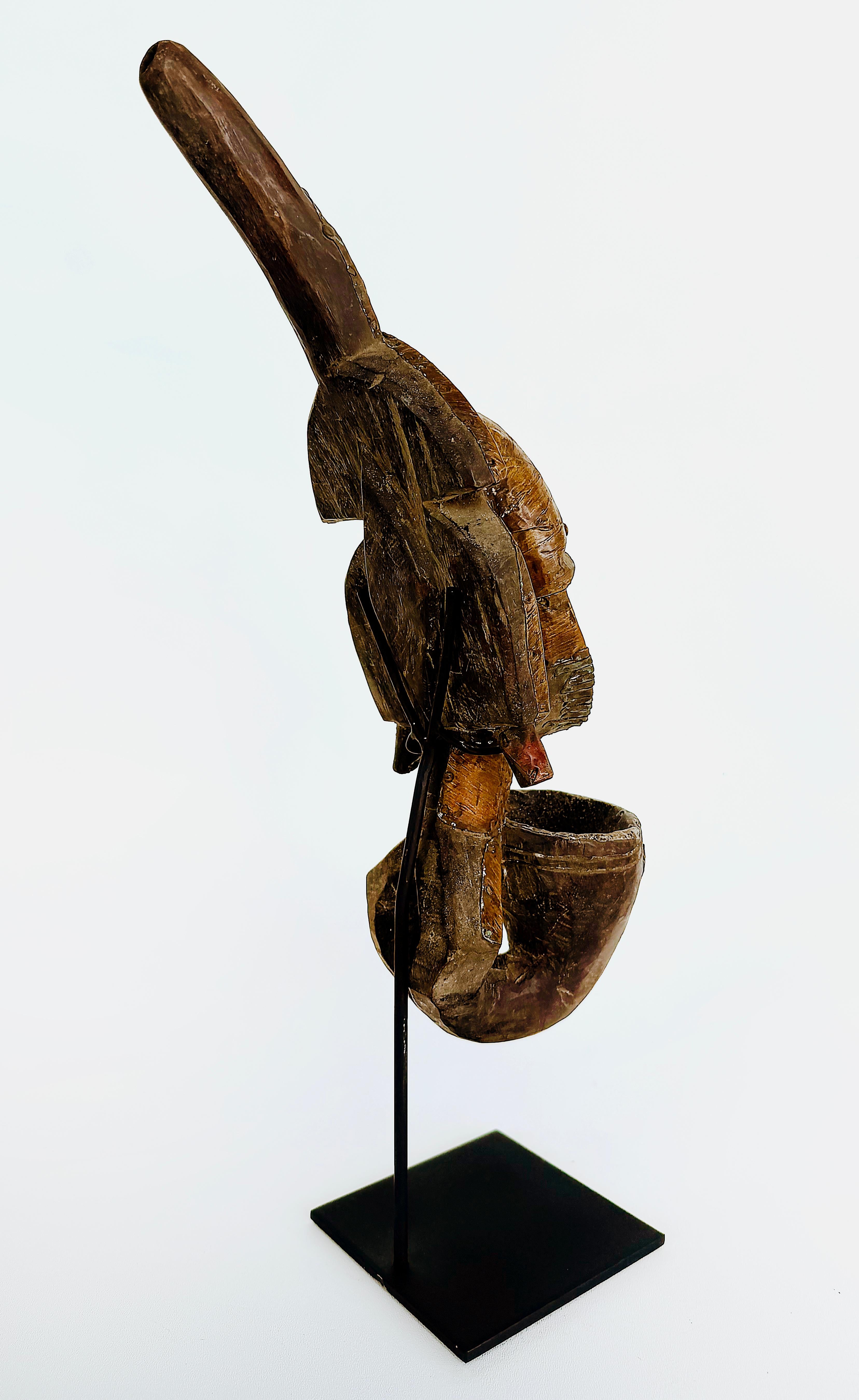 Peuple africain Kota, Gabon Pipe reliquaire en métal sculptée sur pied, 20e siècle Bon état - En vente à Miami, FL