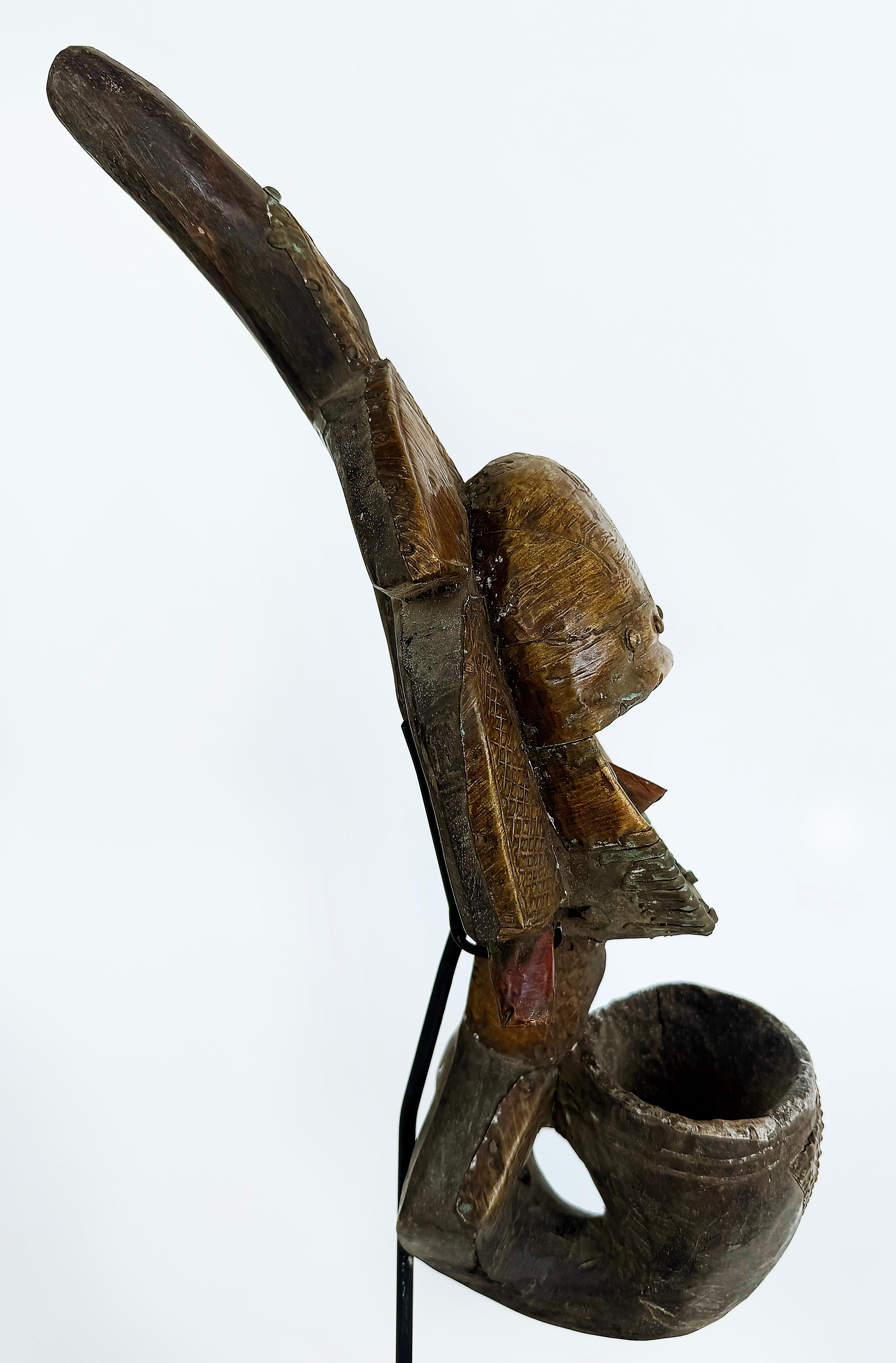 20ième siècle Peuple africain Kota, Gabon Pipe reliquaire en métal sculptée sur pied, 20e siècle en vente