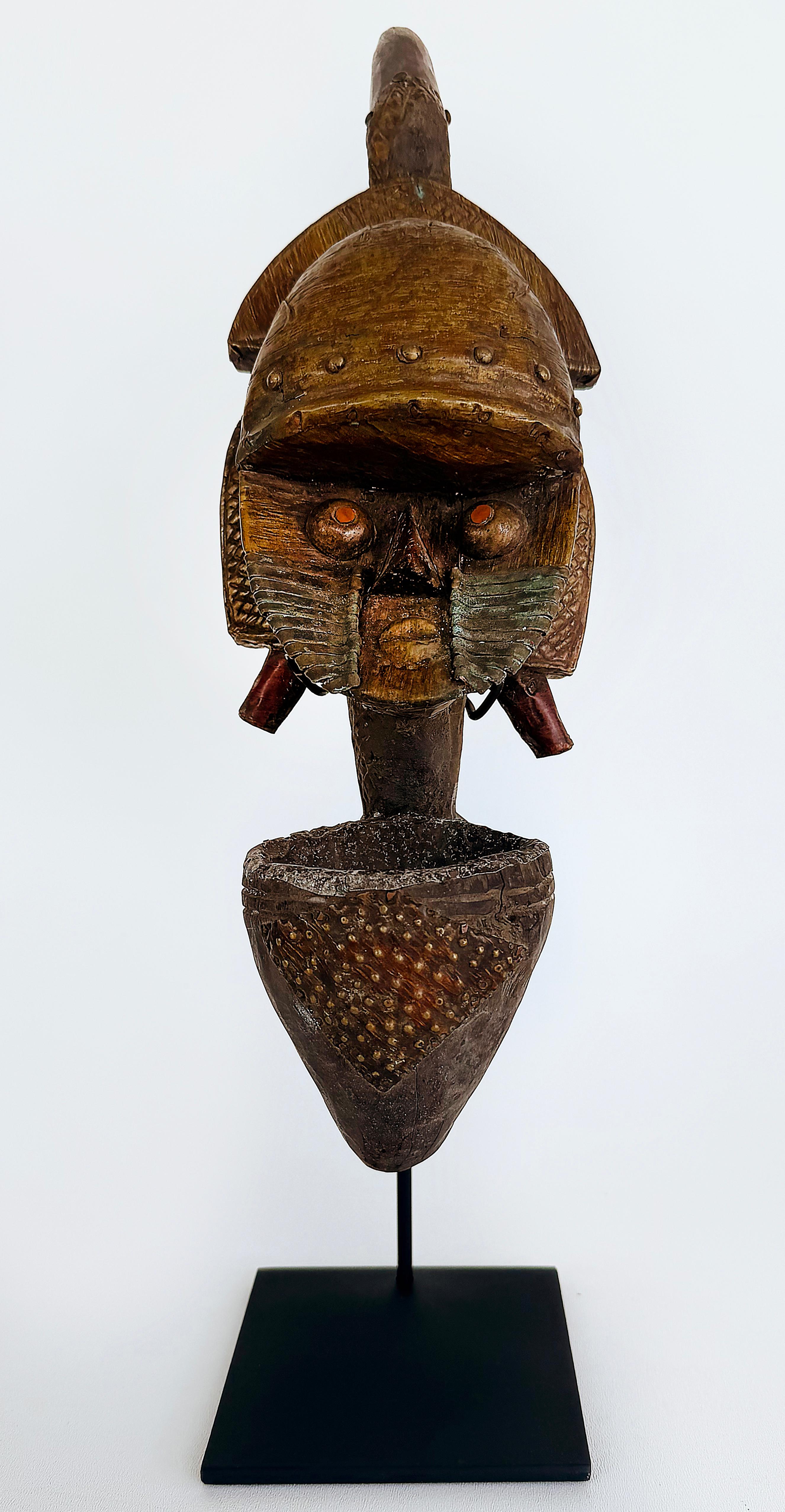Métal Peuple africain Kota, Gabon Pipe reliquaire en métal sculptée sur pied, 20e siècle en vente