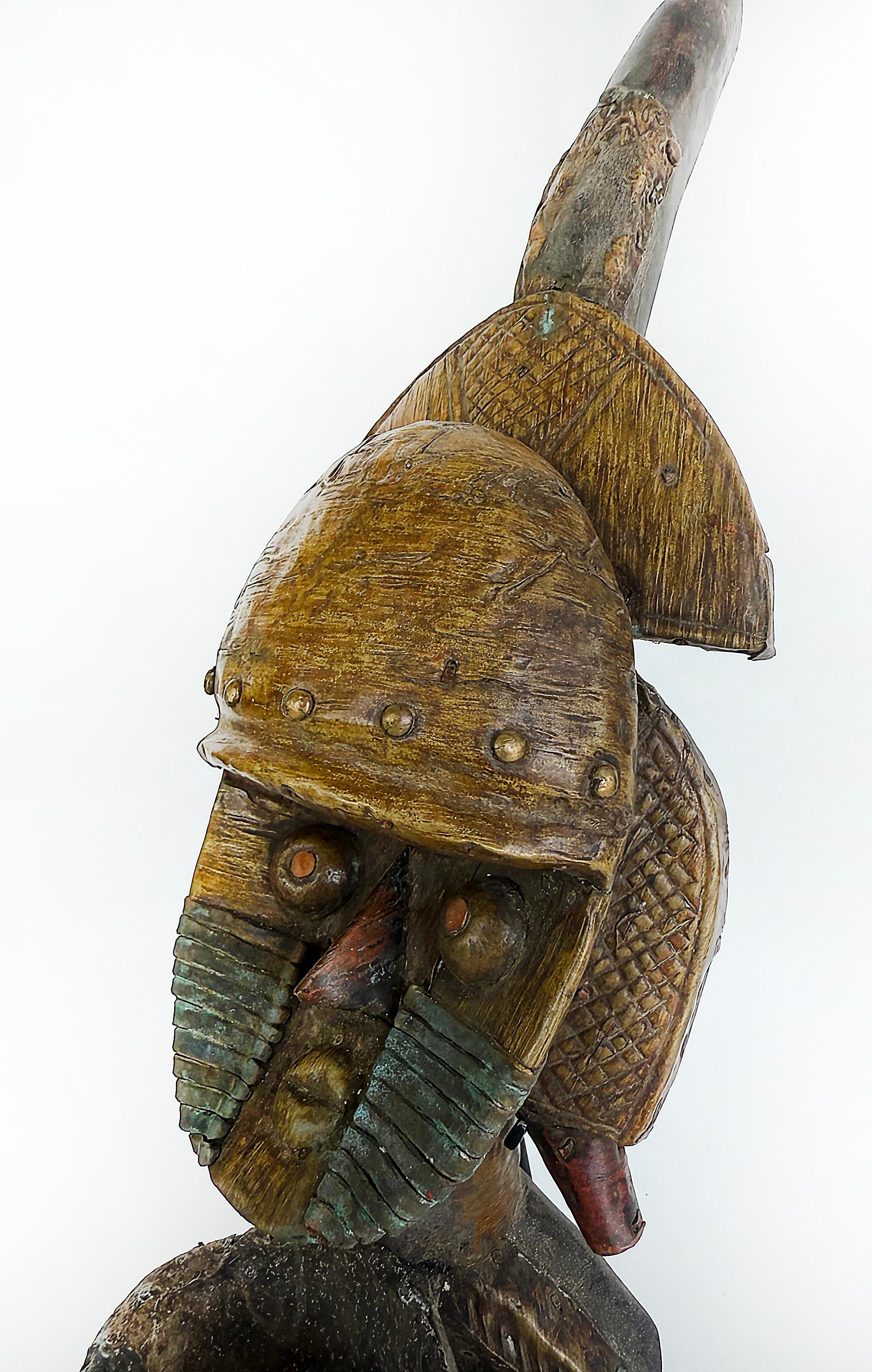 Peuple africain Kota, Gabon Pipe reliquaire en métal sculptée sur pied, 20e siècle en vente 1