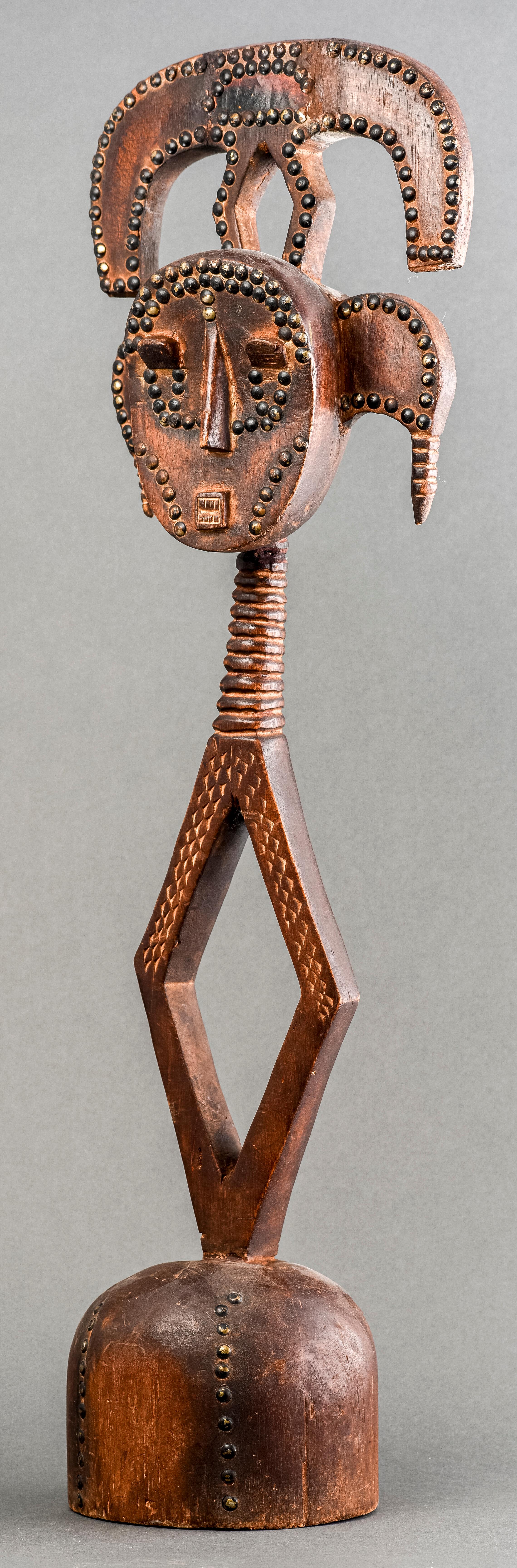 Peuple Kota, figurine reliquaire en bois, XXe siècle, Gabon / République du Congo, de forme géométrique avec des détails en métal en forme de tête de clou.

Dimensions : 33