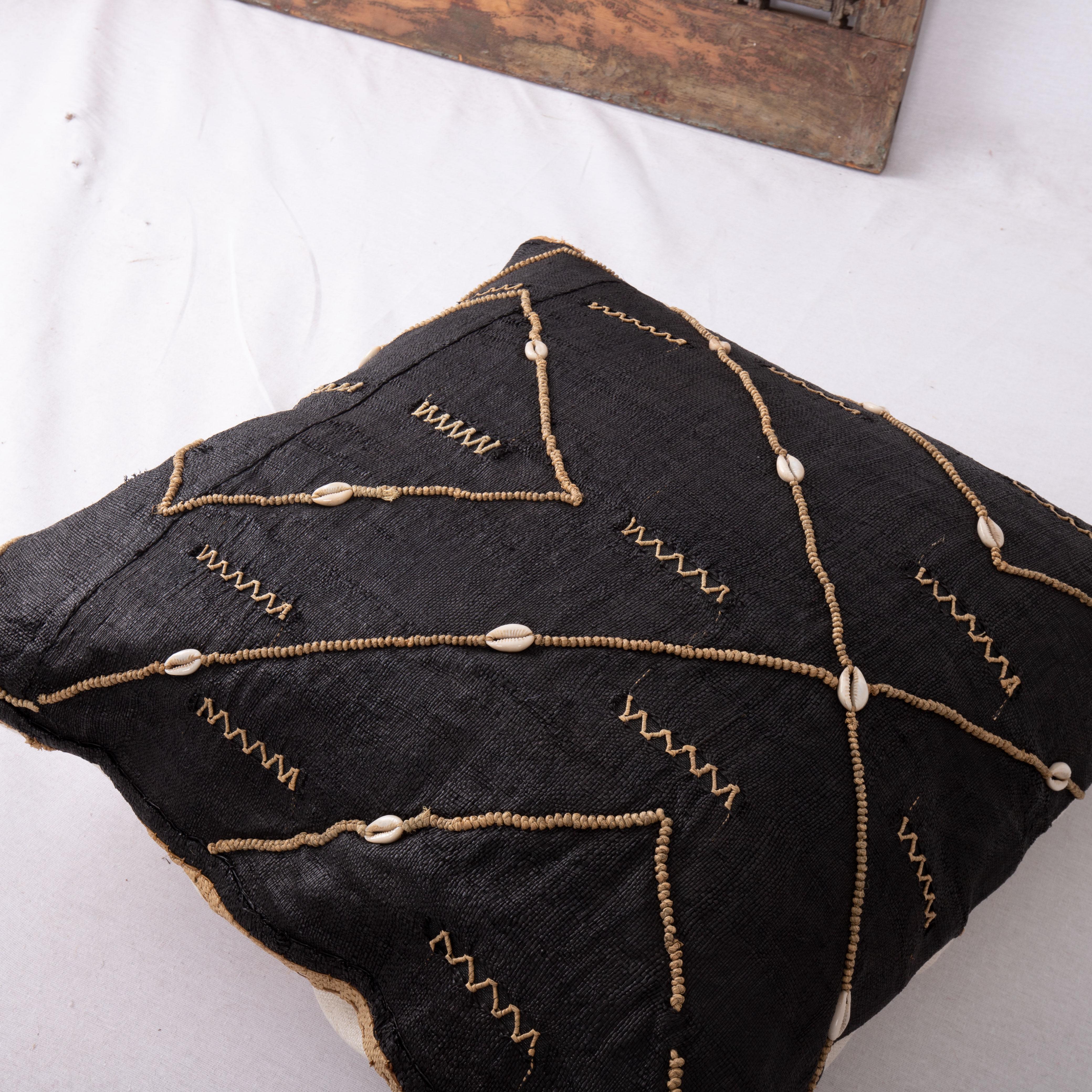 Congolais Taie d'oreiller en tissu Kuba africain et raphia en vente