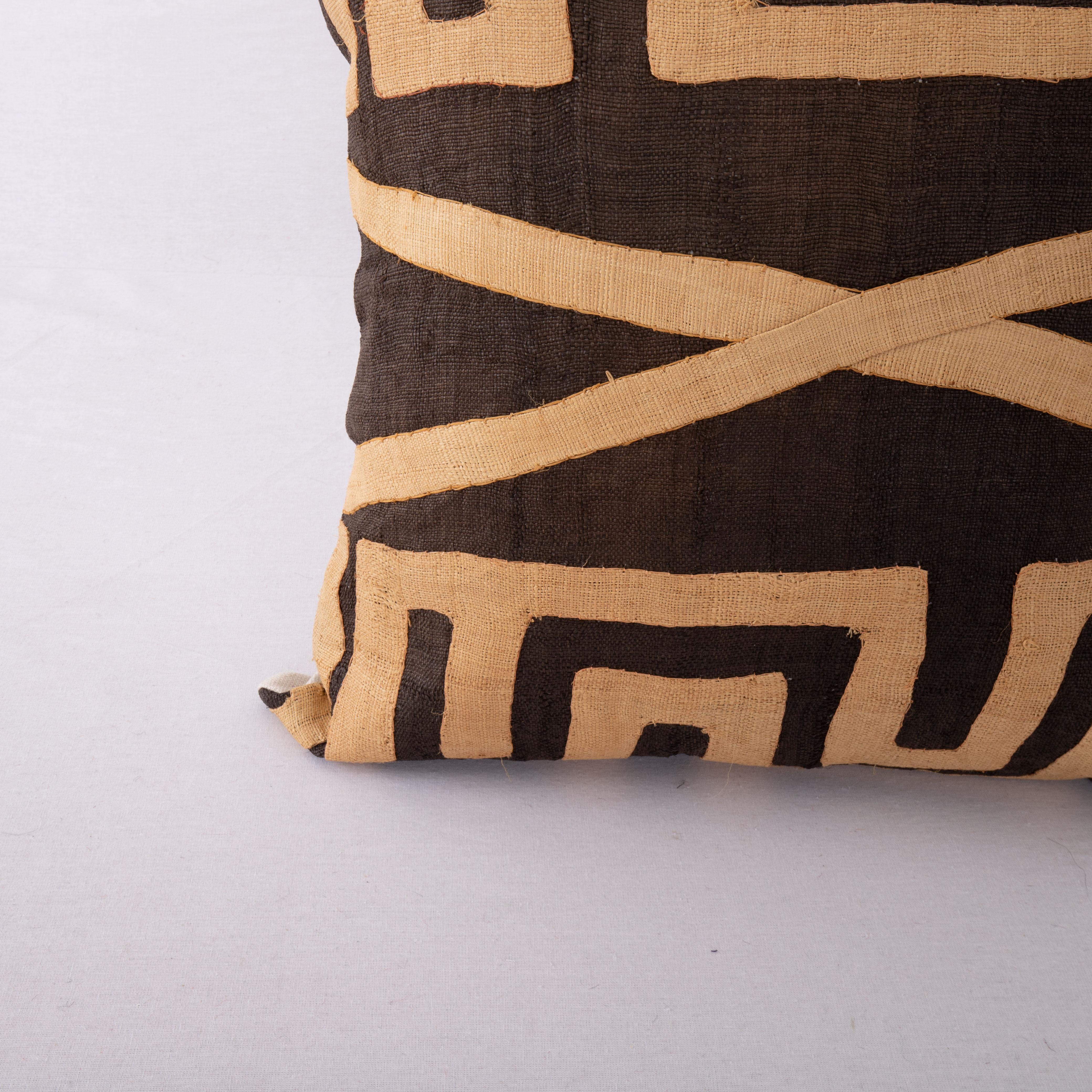 Fatto a mano Custodia per cuscino in rafia africana Kuba Cloth in vendita