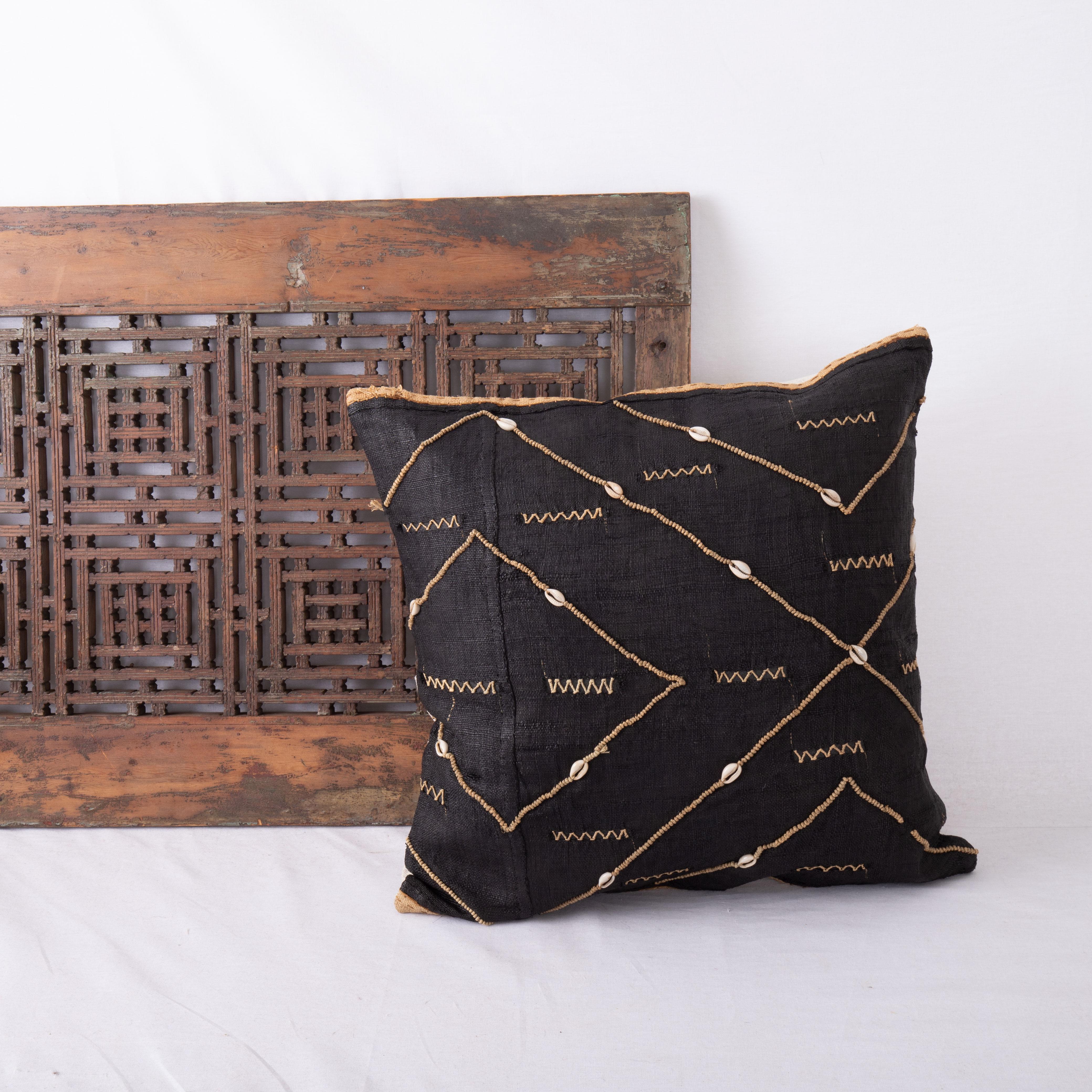 Hand-Crafted African Kuba Cloth Raffia Pillow Case For Sale